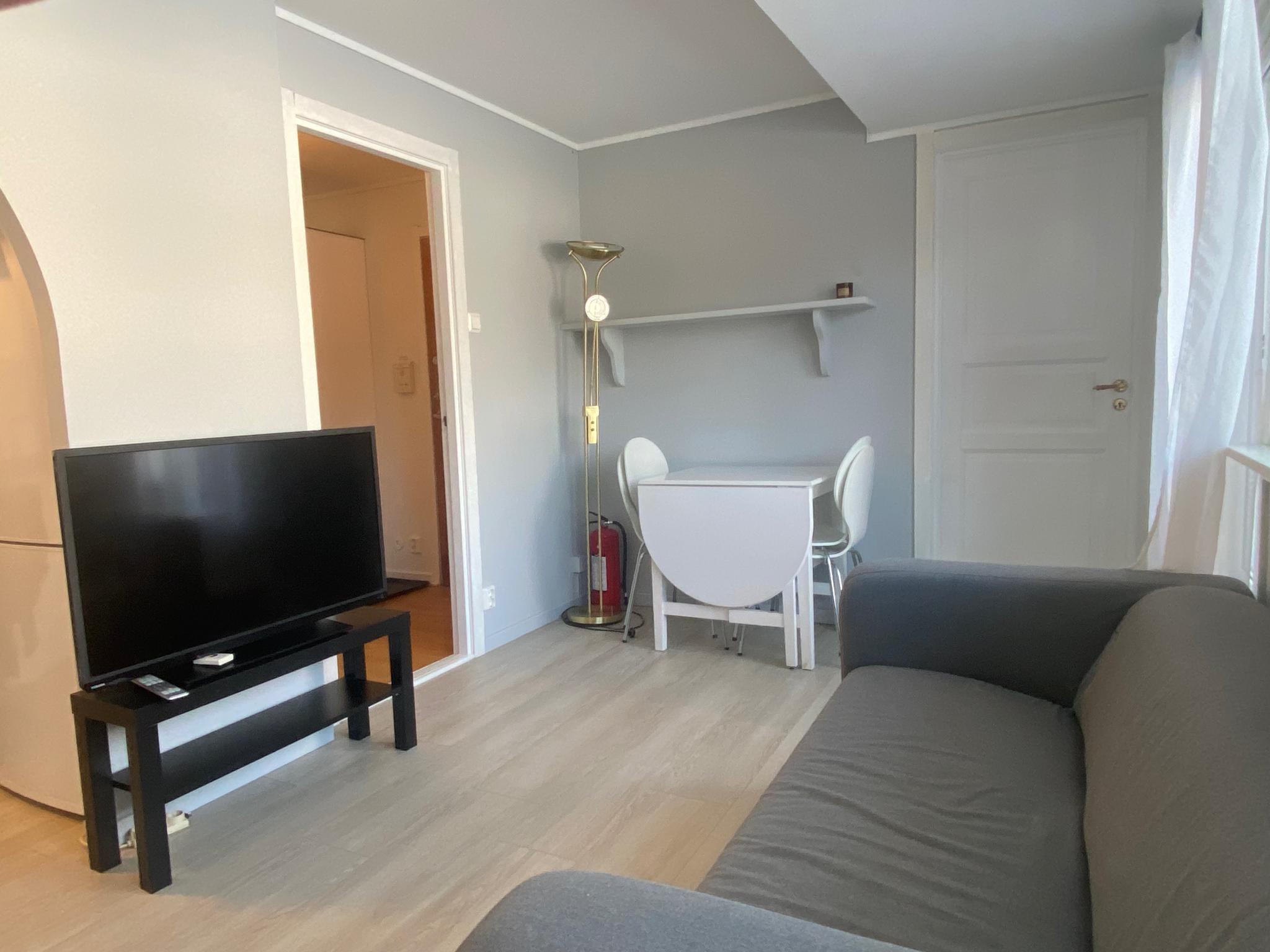 Lys og fin stue med spiseplass og nytt gulv (felles)