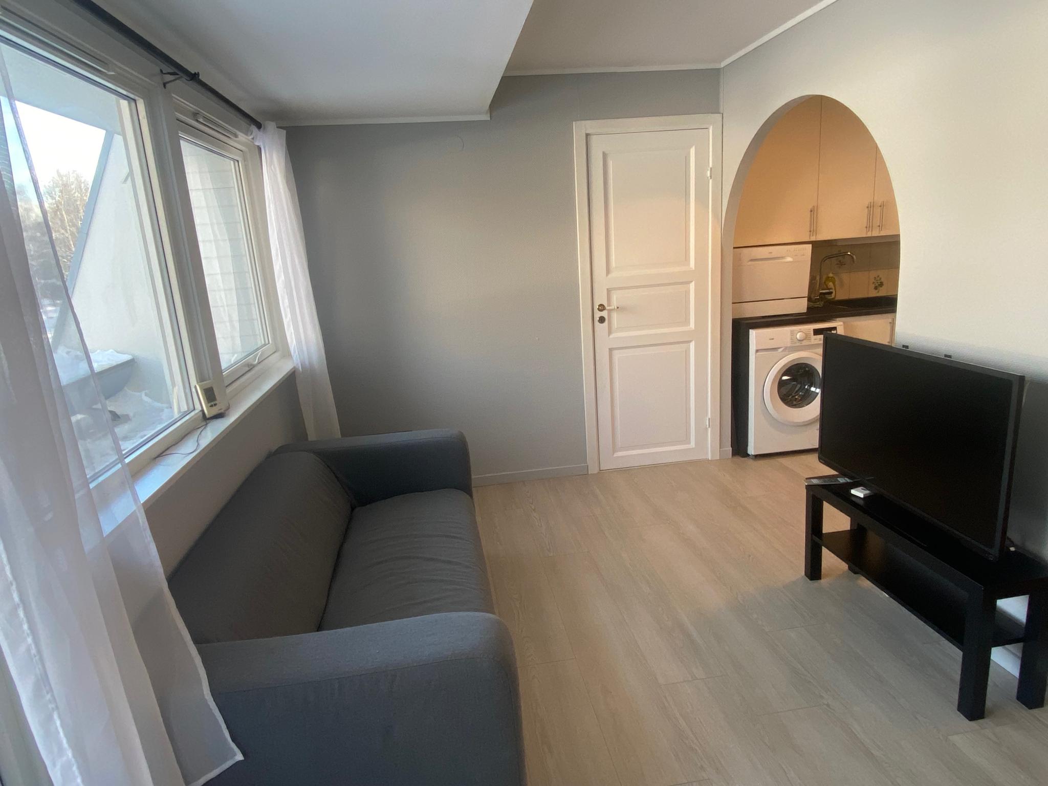 Lys og fin stue med åpen kjøkkenløsning (felles)