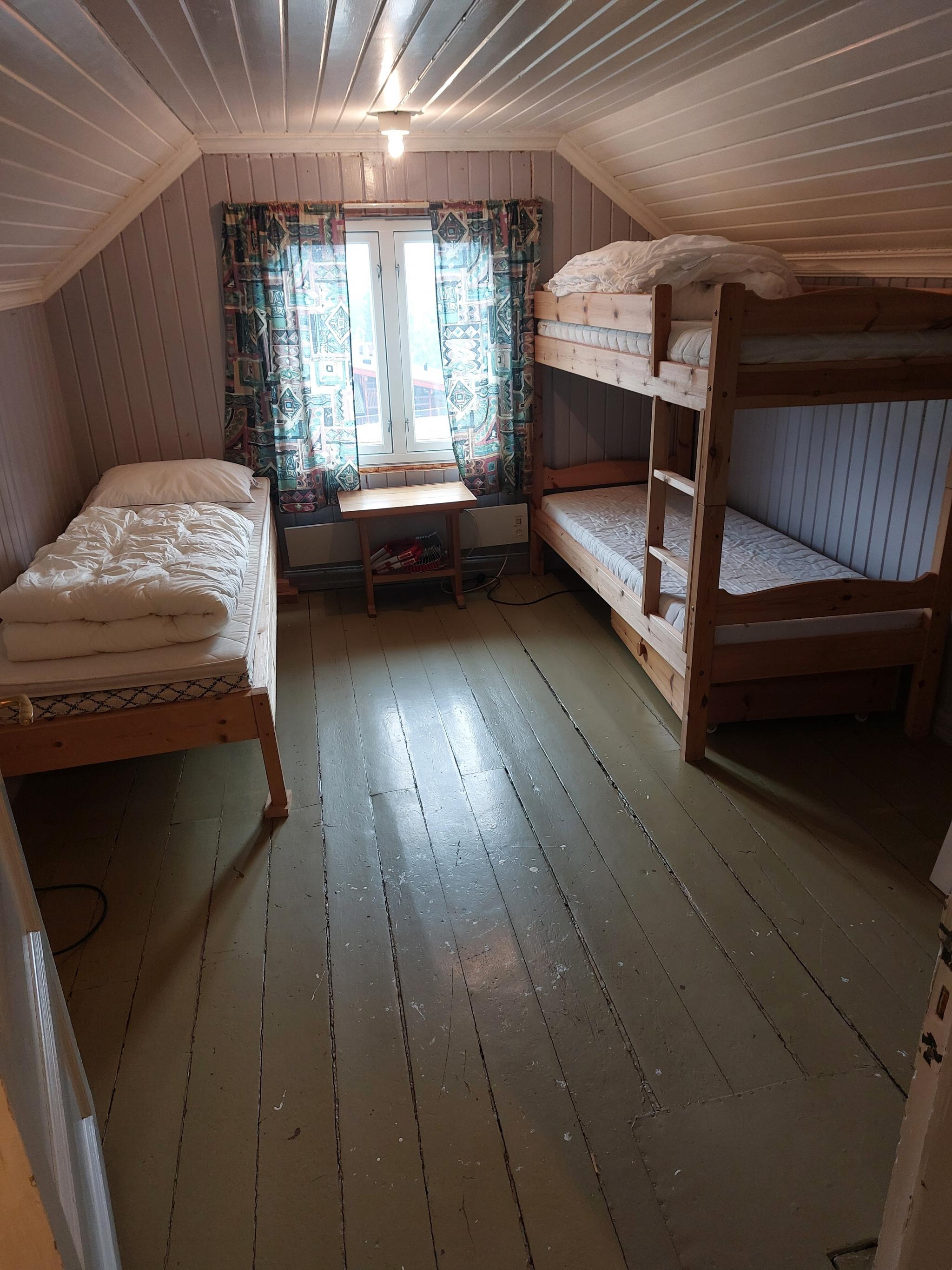 Soverom i 3.etasje med enkelt seng og køyesenger