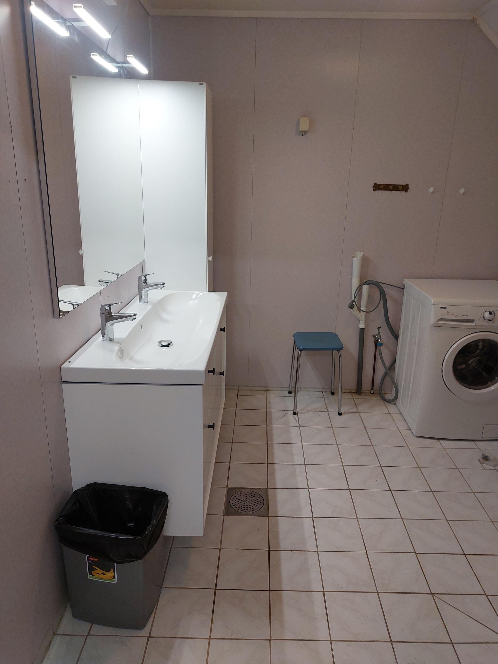 Stort bad med noe ny innredning, dusj og vaskemaskin