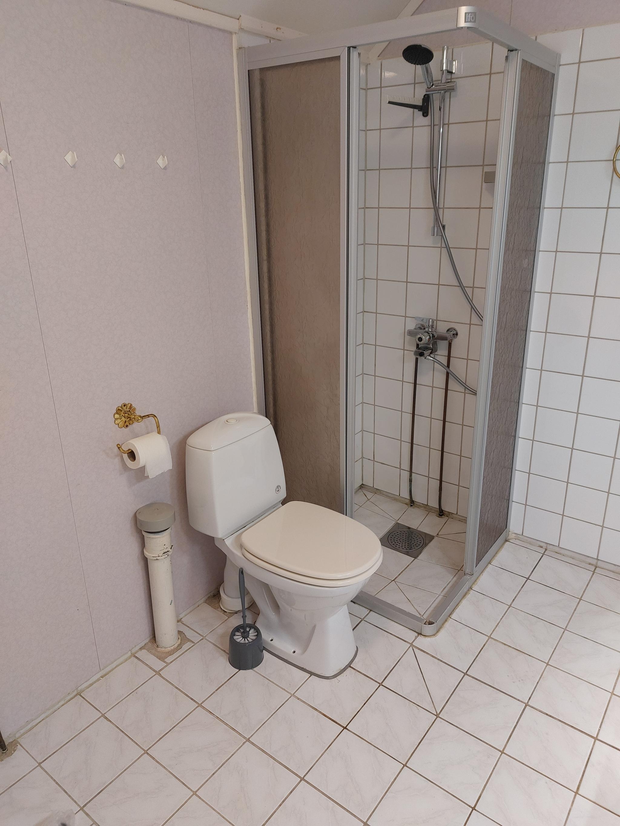 Toalett og dusj på badet