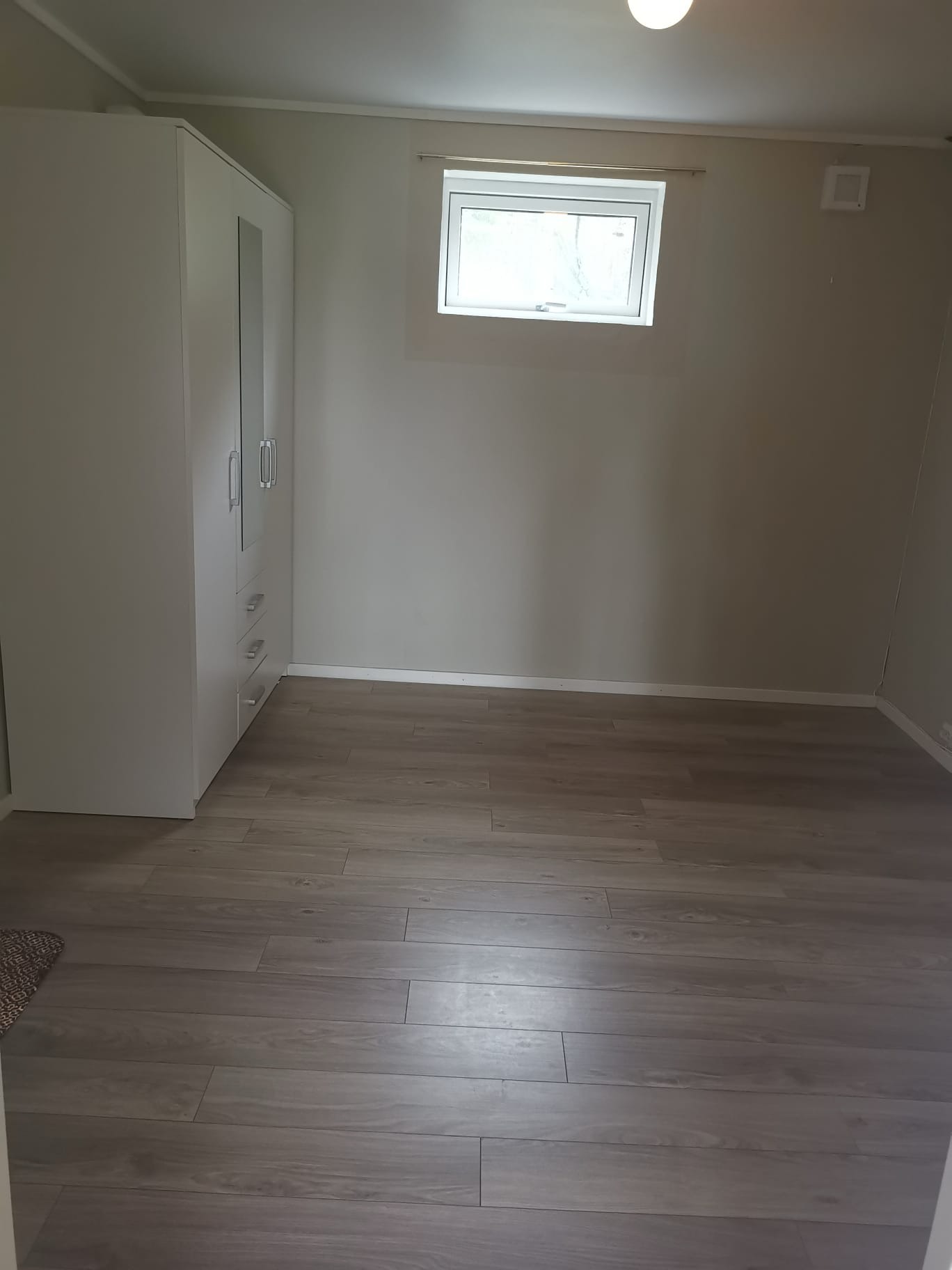 Soverom m skap og peis