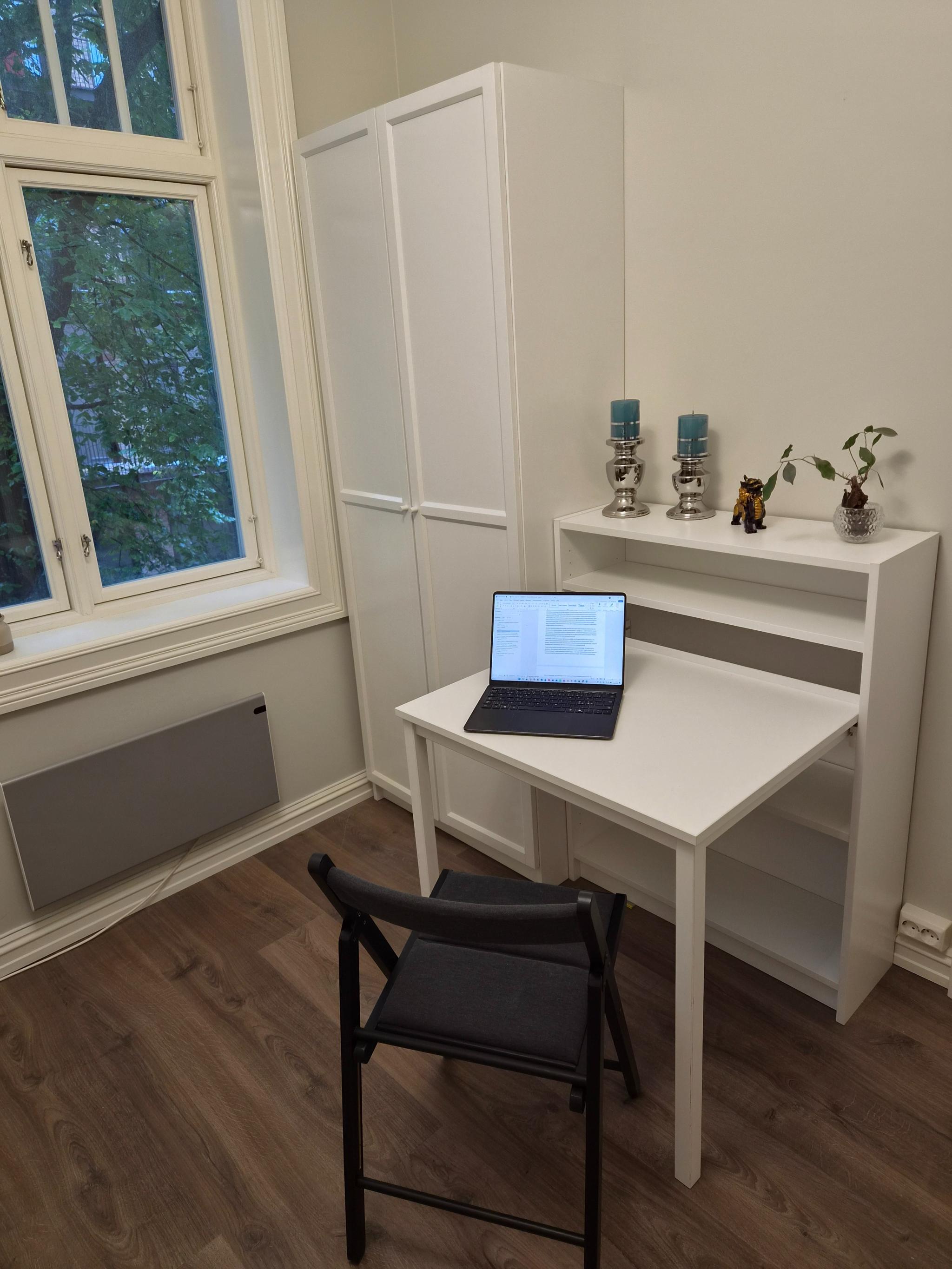 Uttrekkbart bord til middag, eller som et pc-bord.