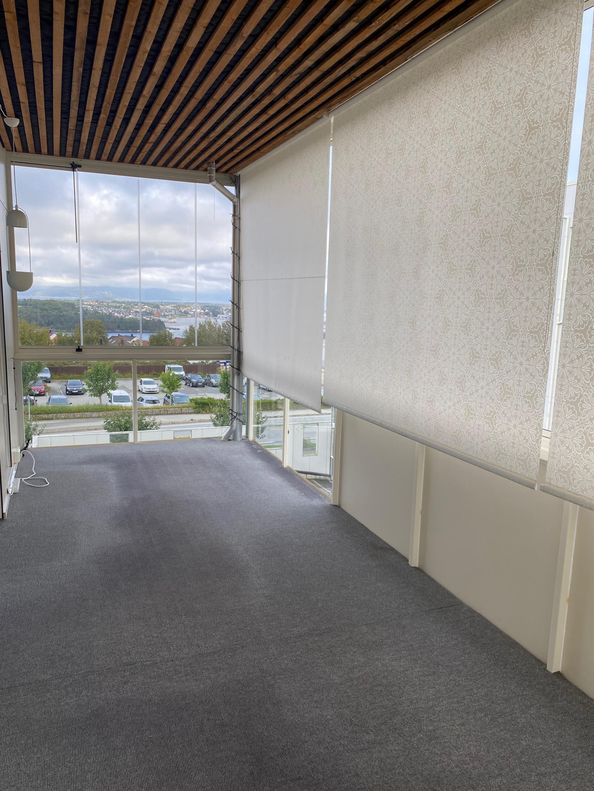 Innglasset terrasse utforbi stue.