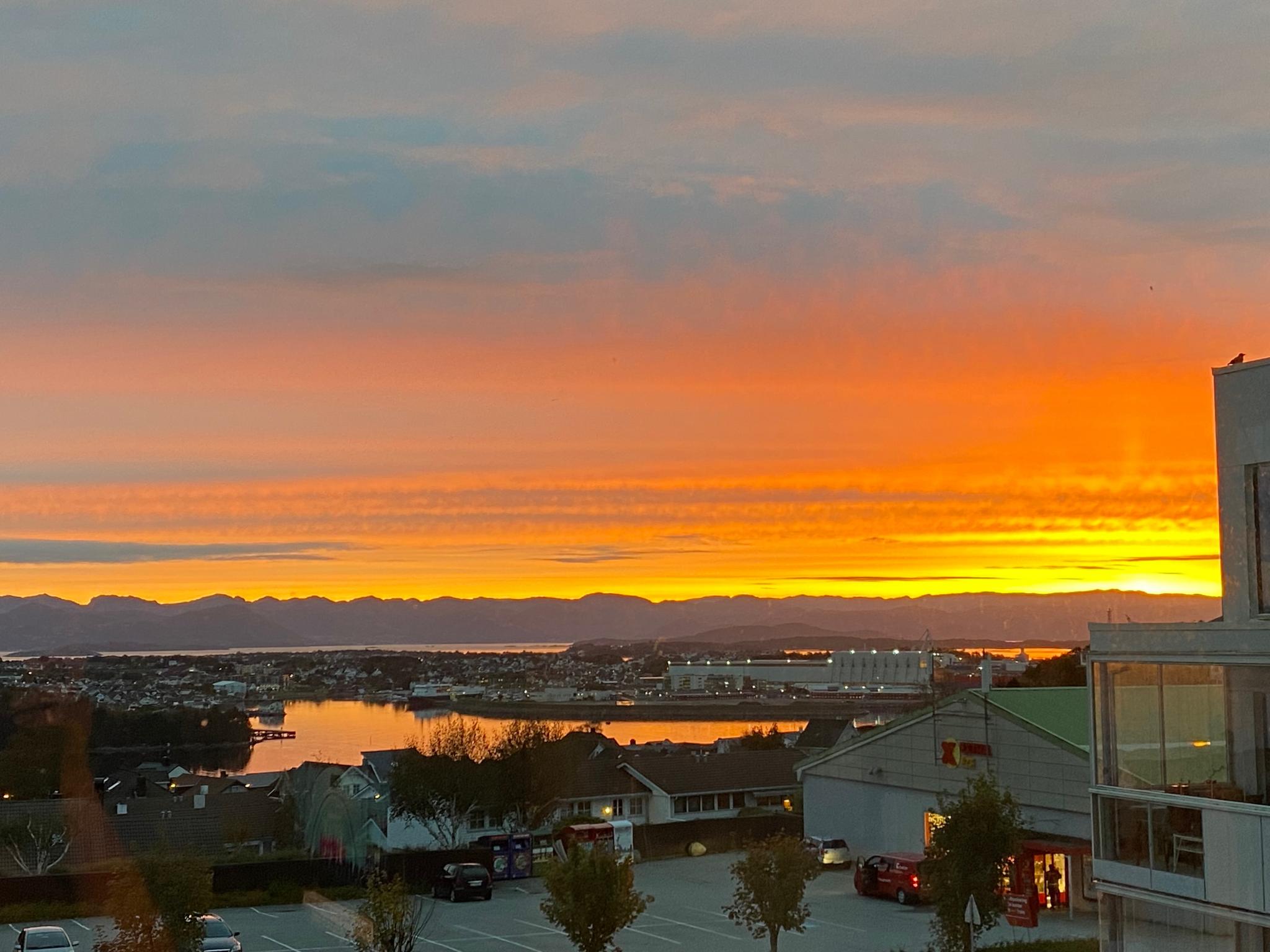Stemningsbilde mot byfjorden og øst, soloppgang