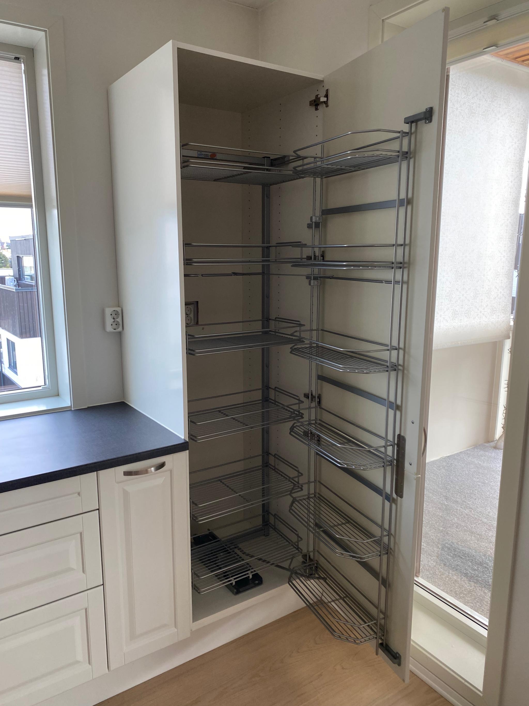 Høyskap for tørrvarer.