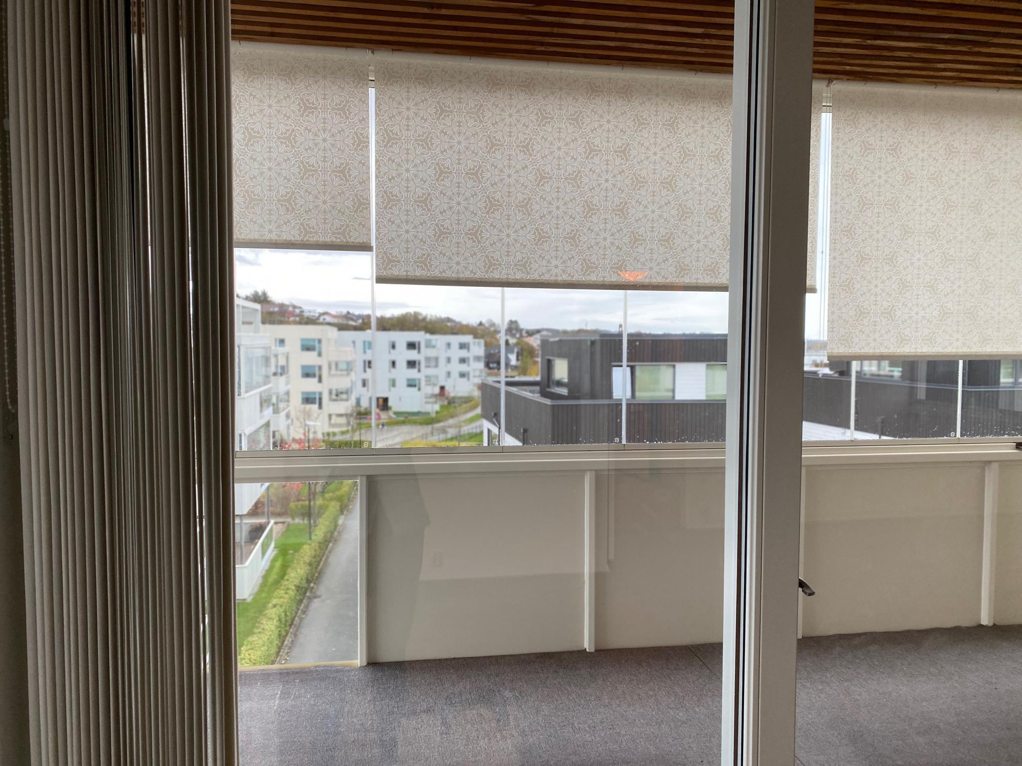 Terrasse mot sør, viser lystette rullegardiner