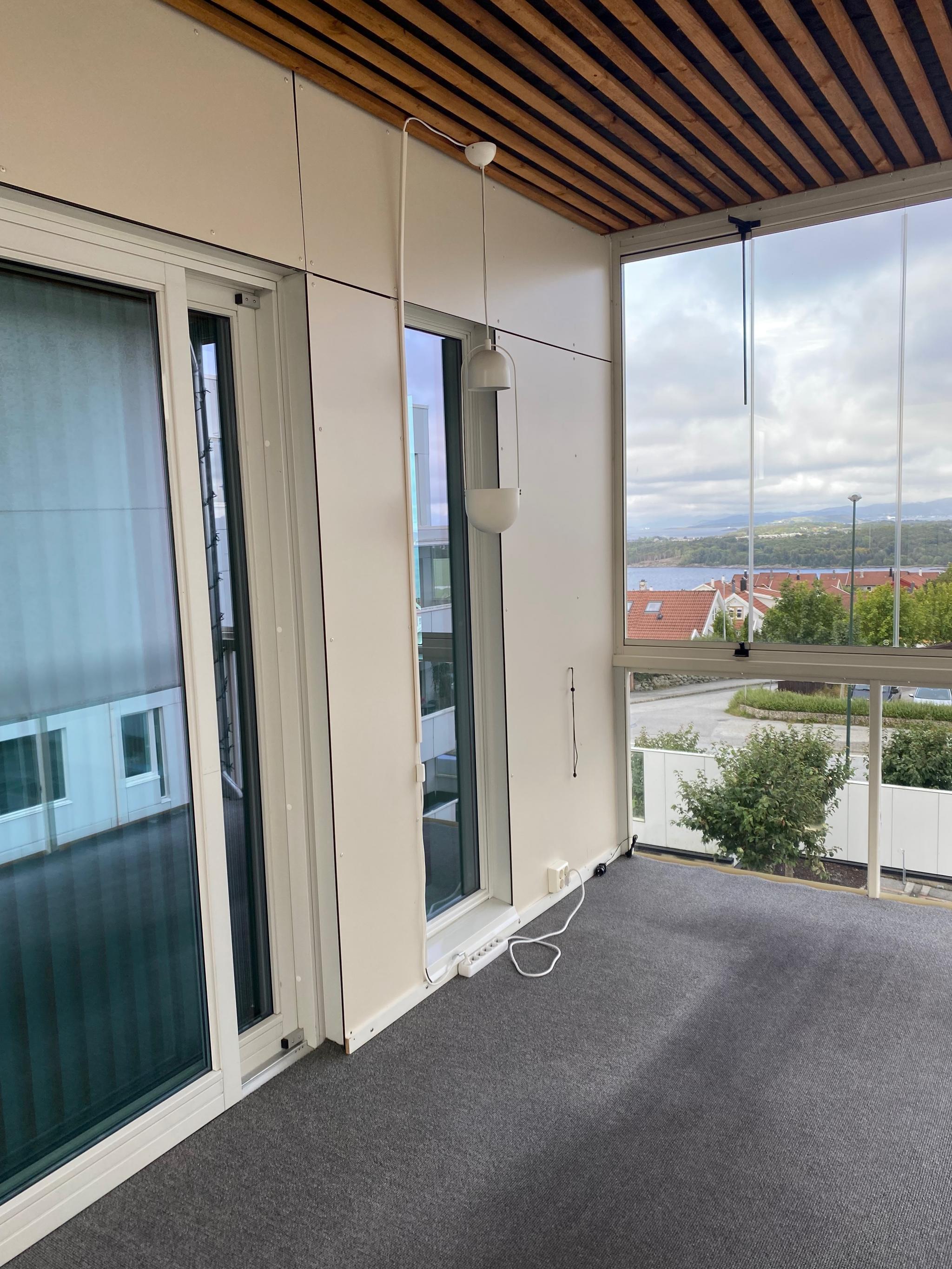 Innglasset terrasse utforbi stue. Utsikt mot øst.