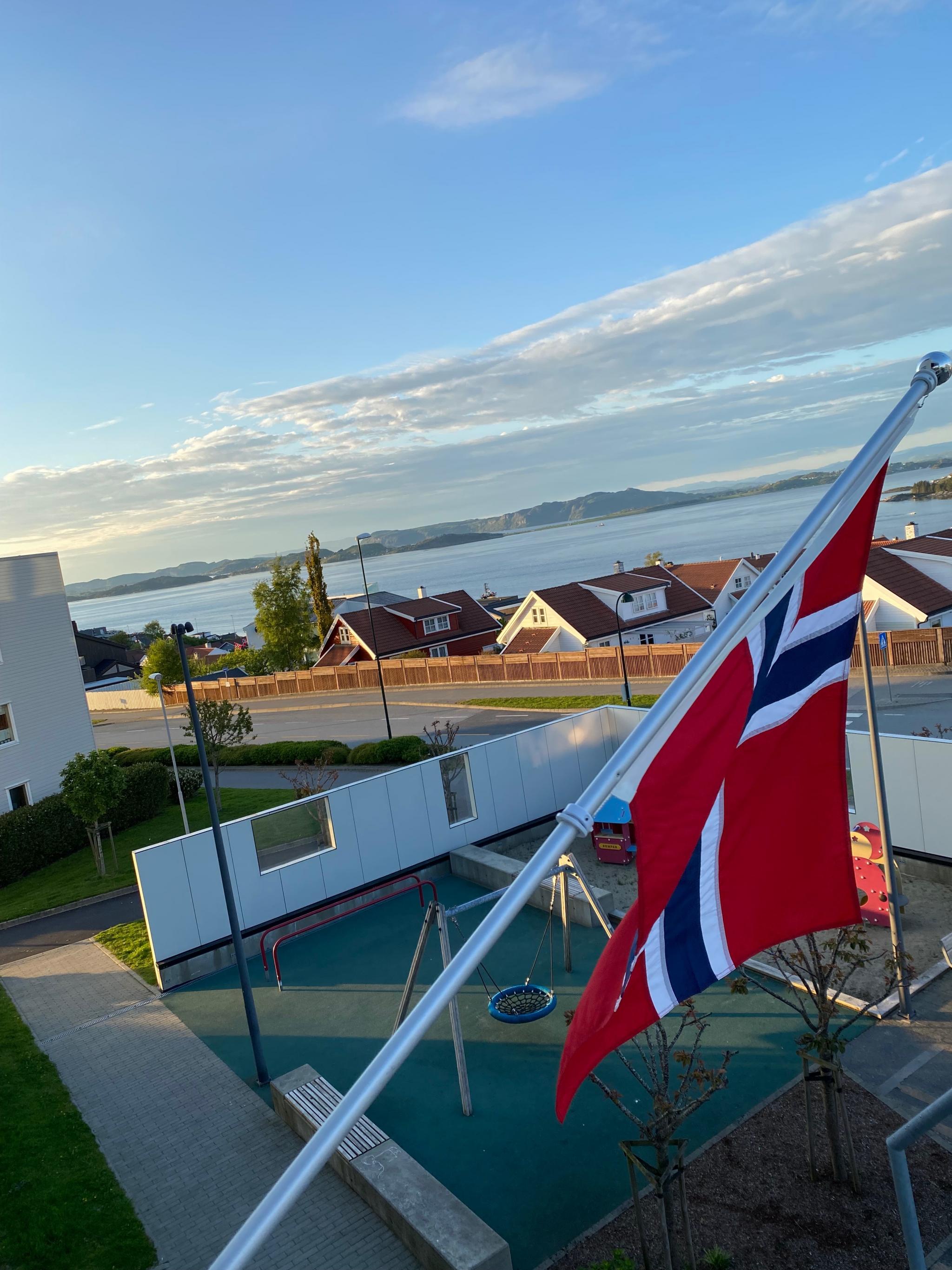 Her ser en ned på skjermet lekeplass for barn, det er flere lekeplasser i nærheten.
