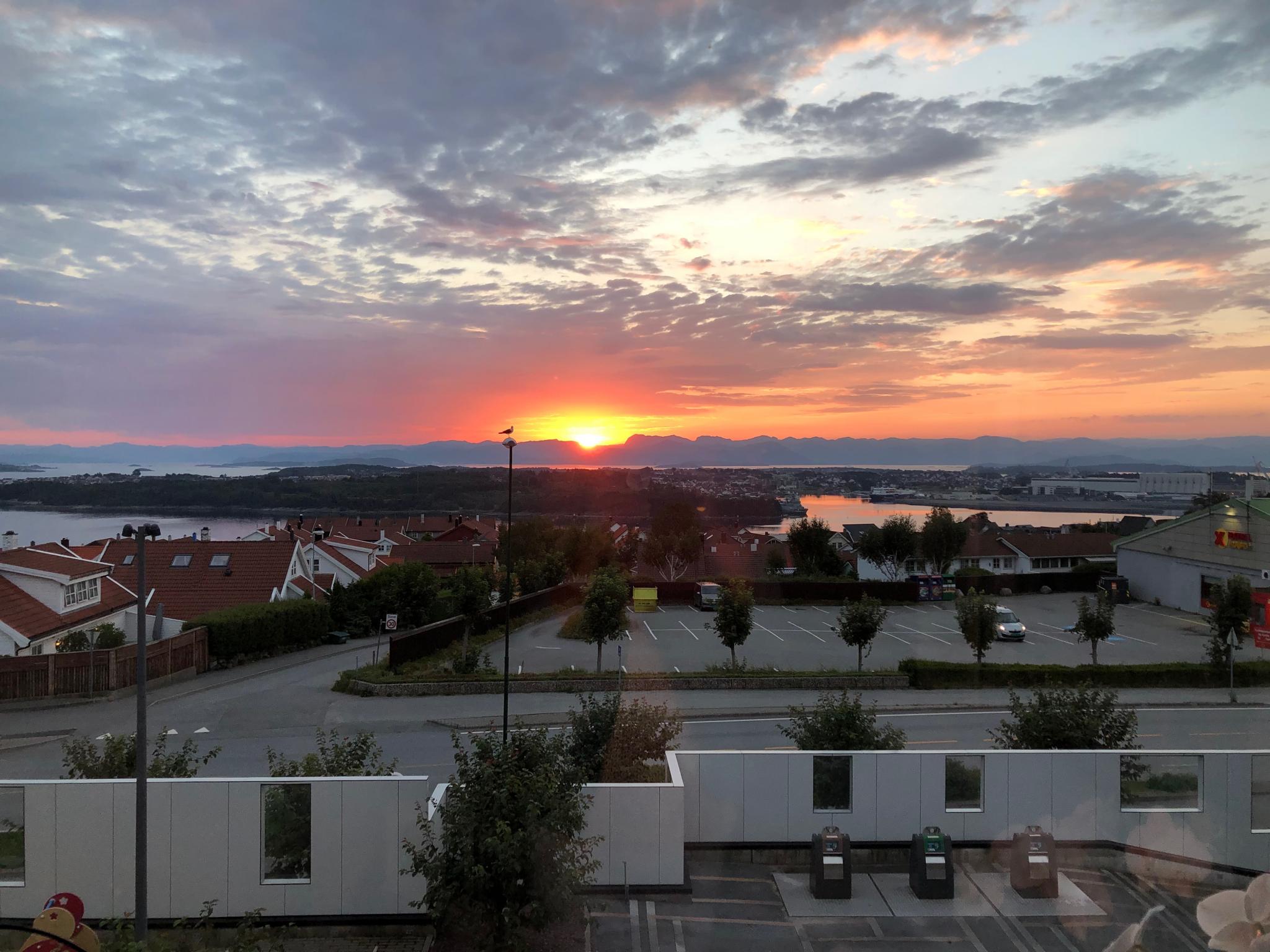 Her ser en ned på nedgravde boss-conteinere.