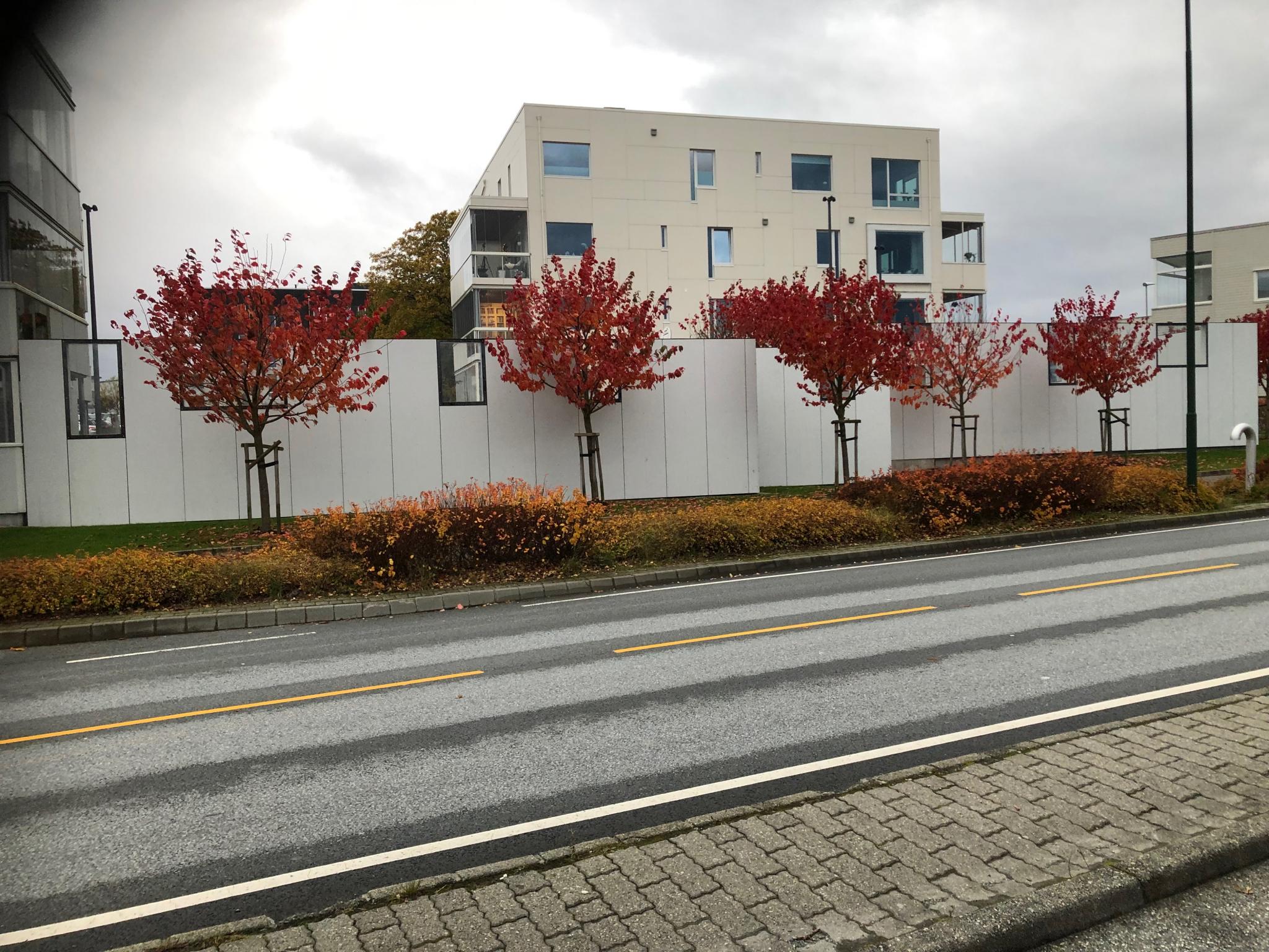 Fasade av blokken, leiligheten ligger i 3. etg. med utsikt over Byfjorden.