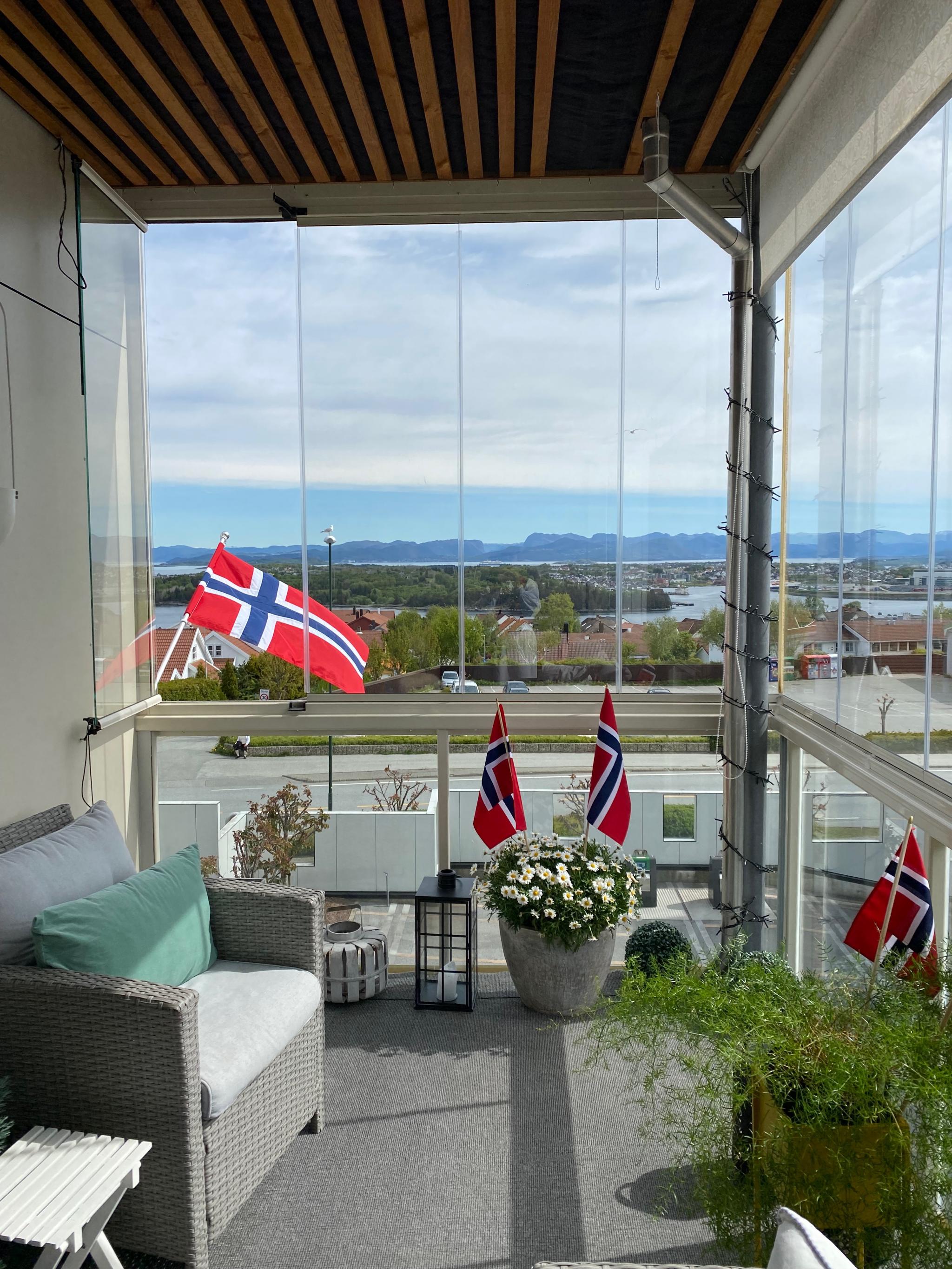 Utsikt mot øst, byfjorden.