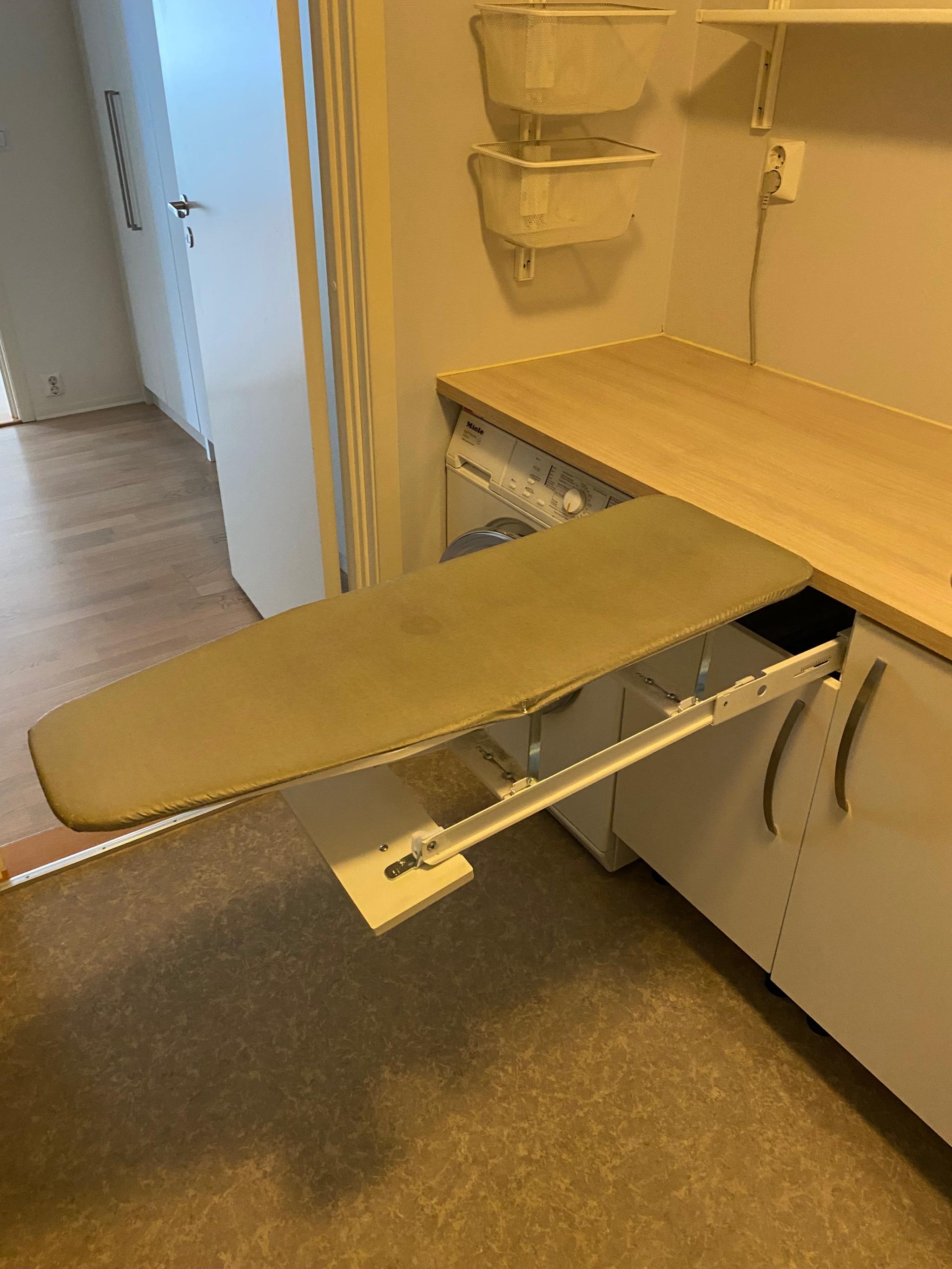 Ut-trekk strykebrett, vaskerom