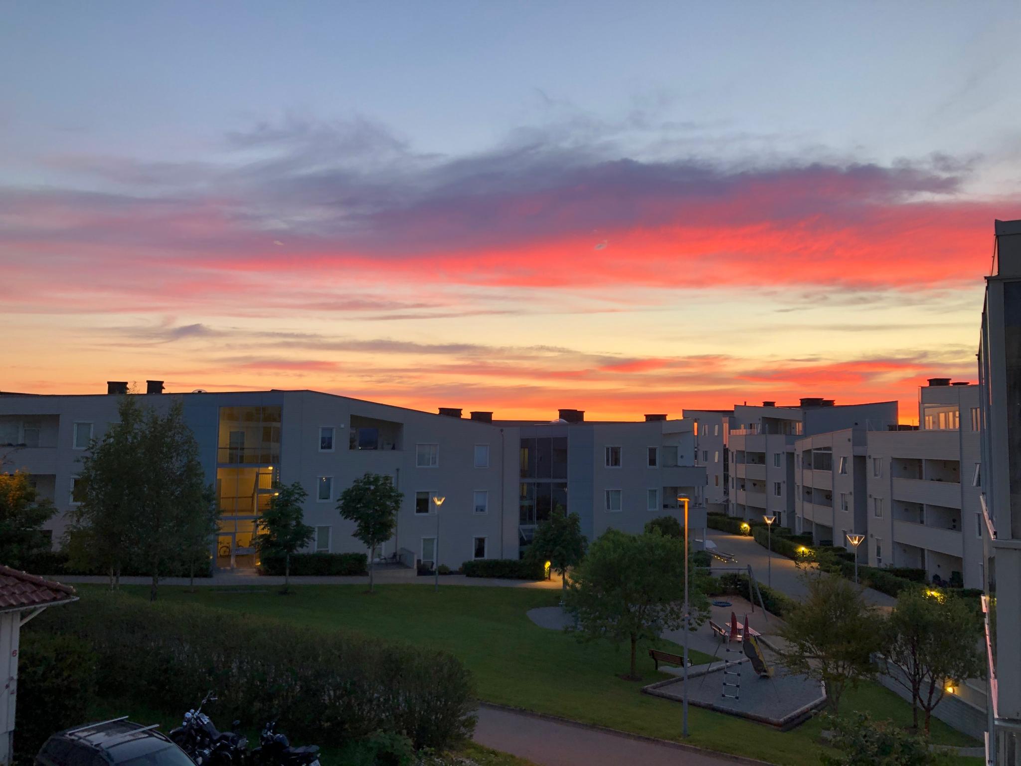Stemningsbilde, solnedgang mot vest, fra terrasse utenfor kjøkken.