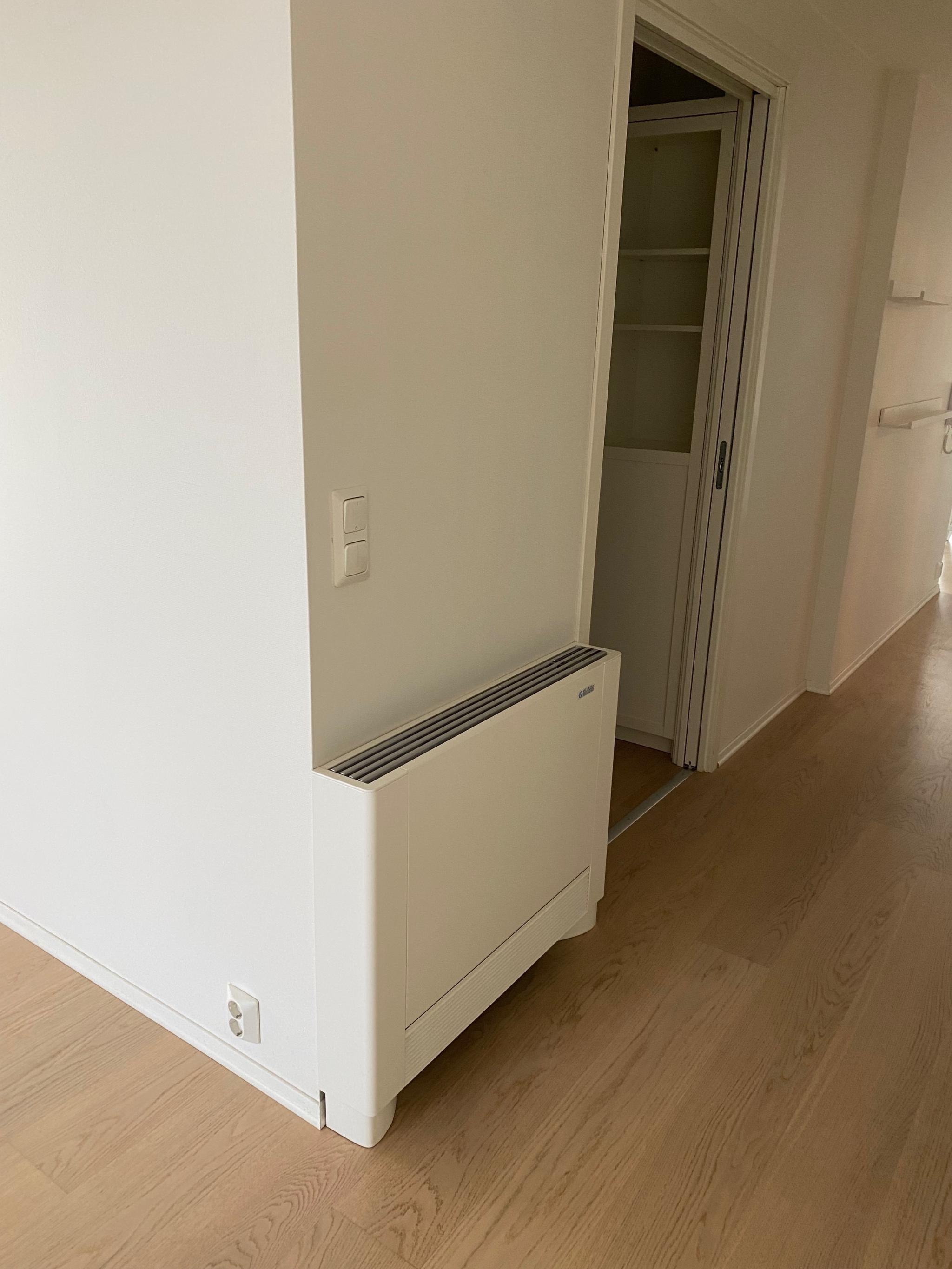 Konvektor, hvor en styrer oppvarming. (vannbåren varme)