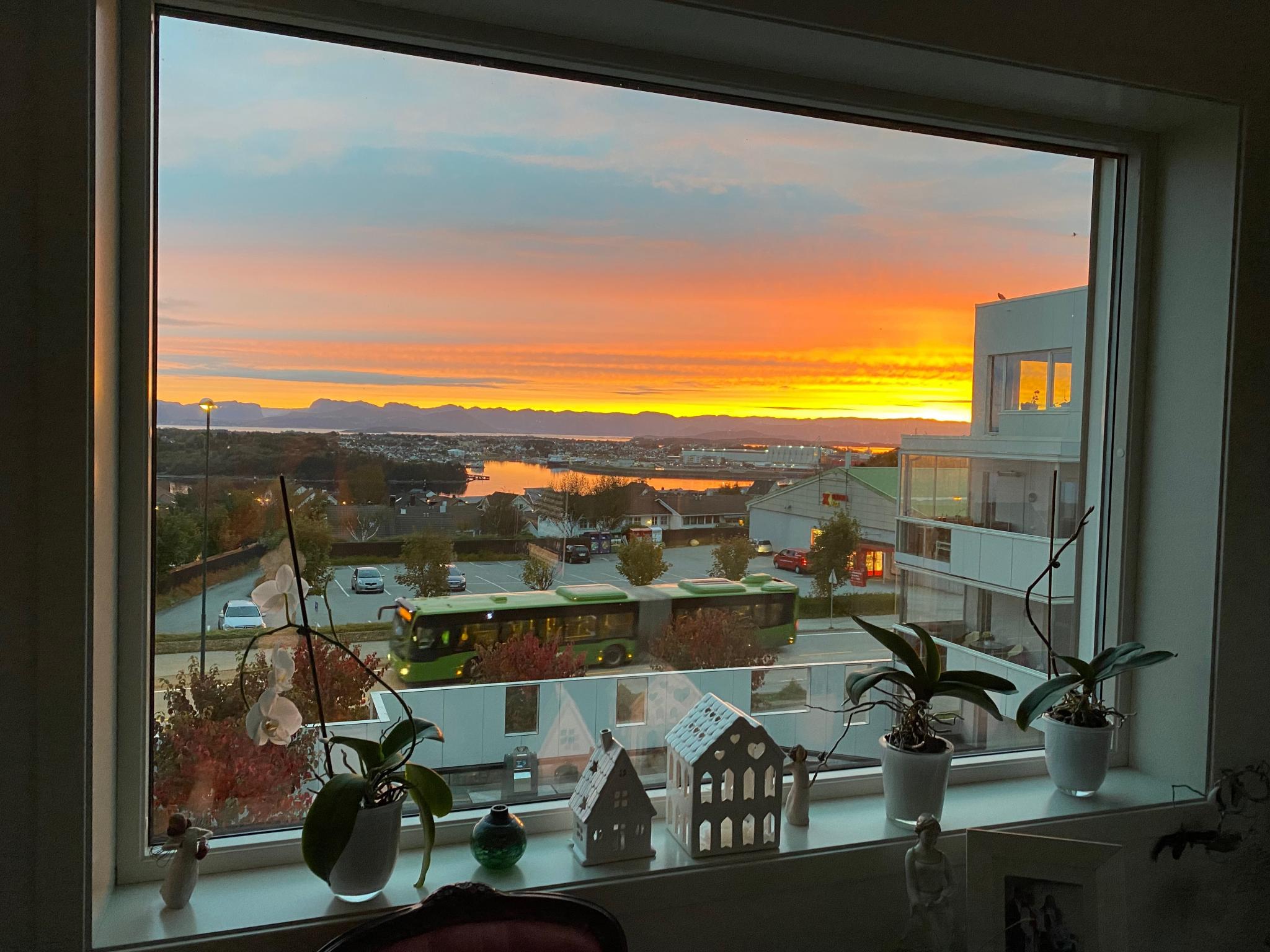 Stemningsbilde, stue mot øst.