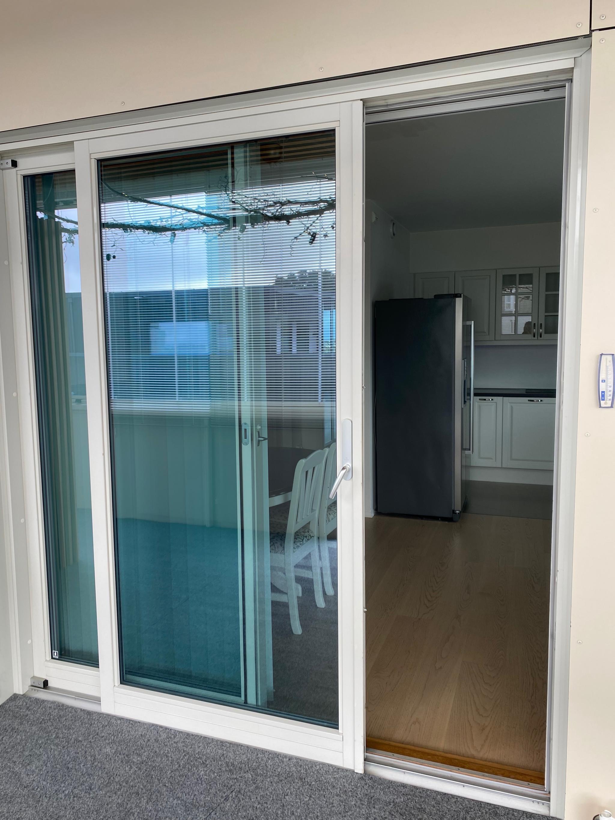 Dør inn til kjøkken