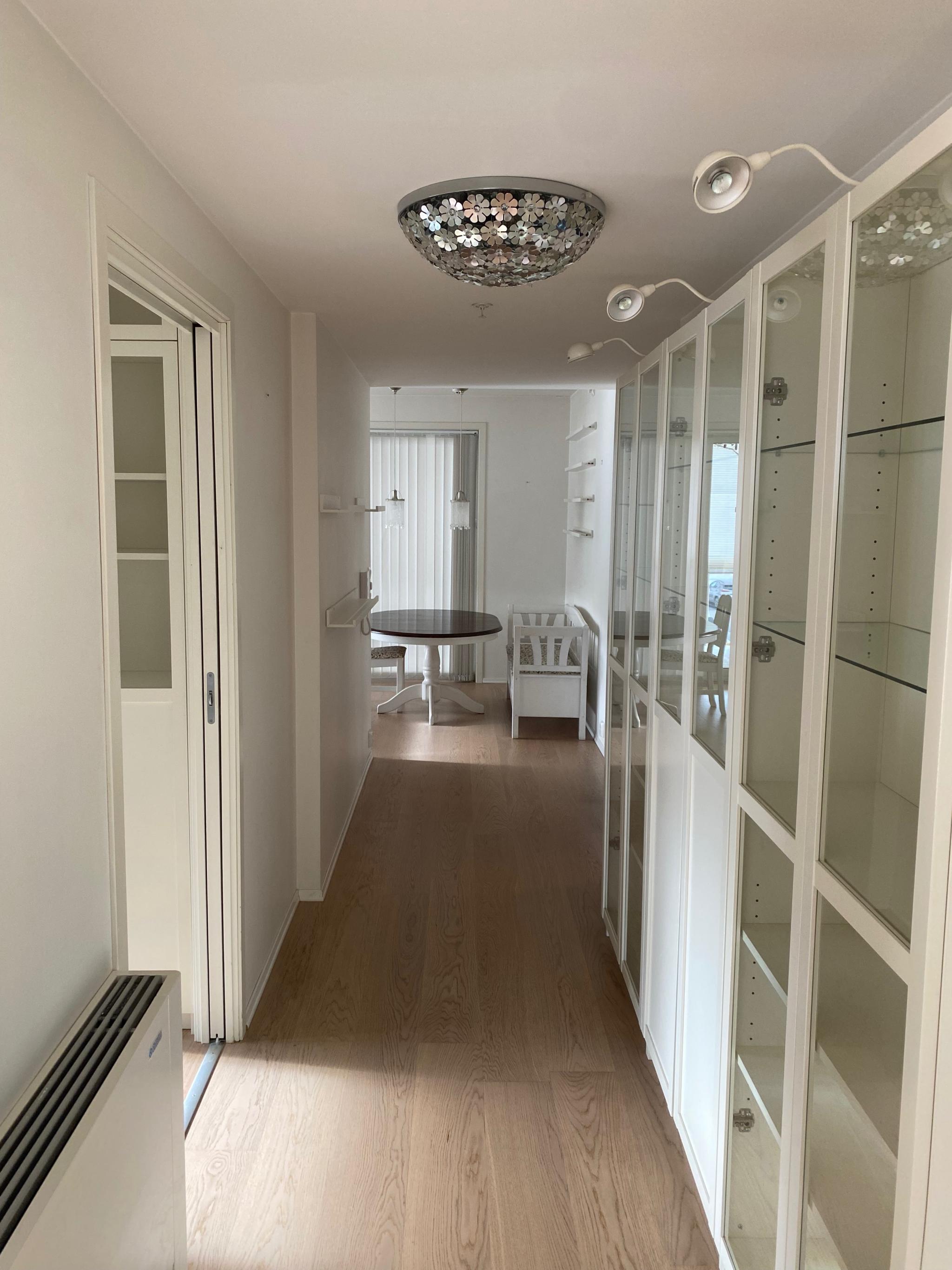 Gang mellom stue og kjøkken.