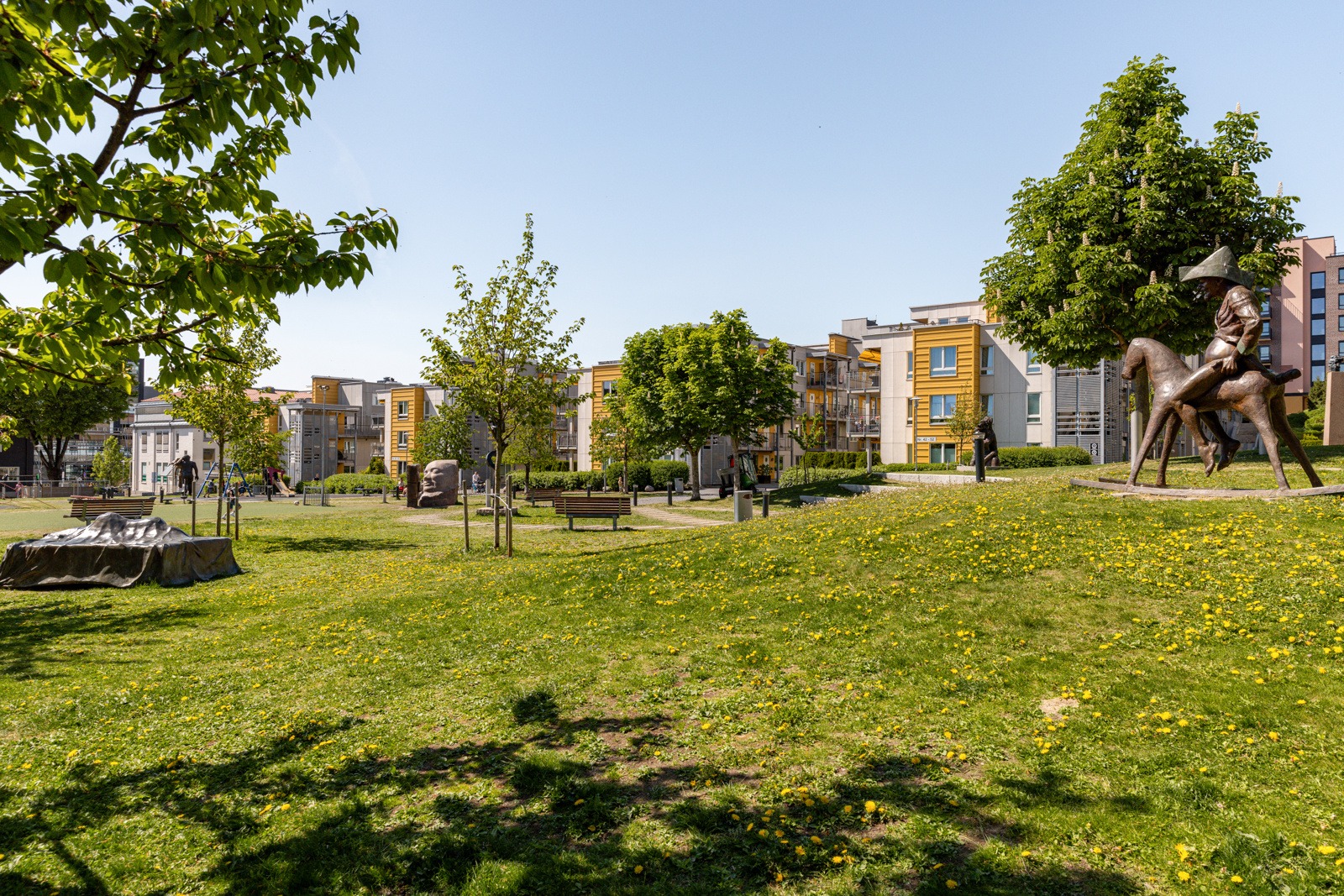 Området har hatt stor utvikling og fremstår i dag som et moderne booområde med nærhet til flere skoler, barnehager, servicetilbud og fasiliteter. Leiligheten ligger rett ved Lørenparken, sentralt på Løren. Dette er en innholdsrikt nabolag, kafeer og restauranter innen gangavstand. 