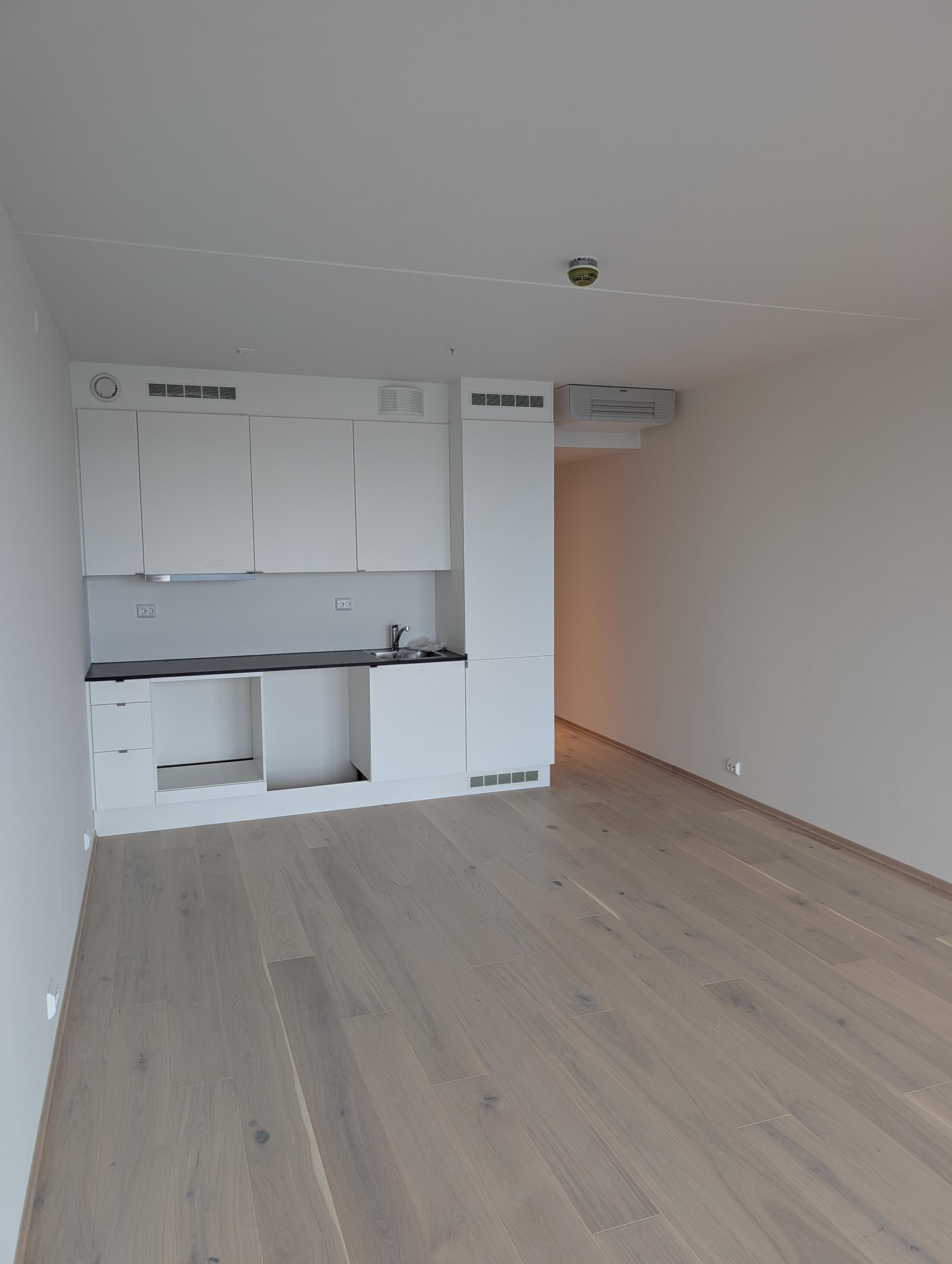 Kjøkken og stue, hvitevarer er på plass før innflyttning