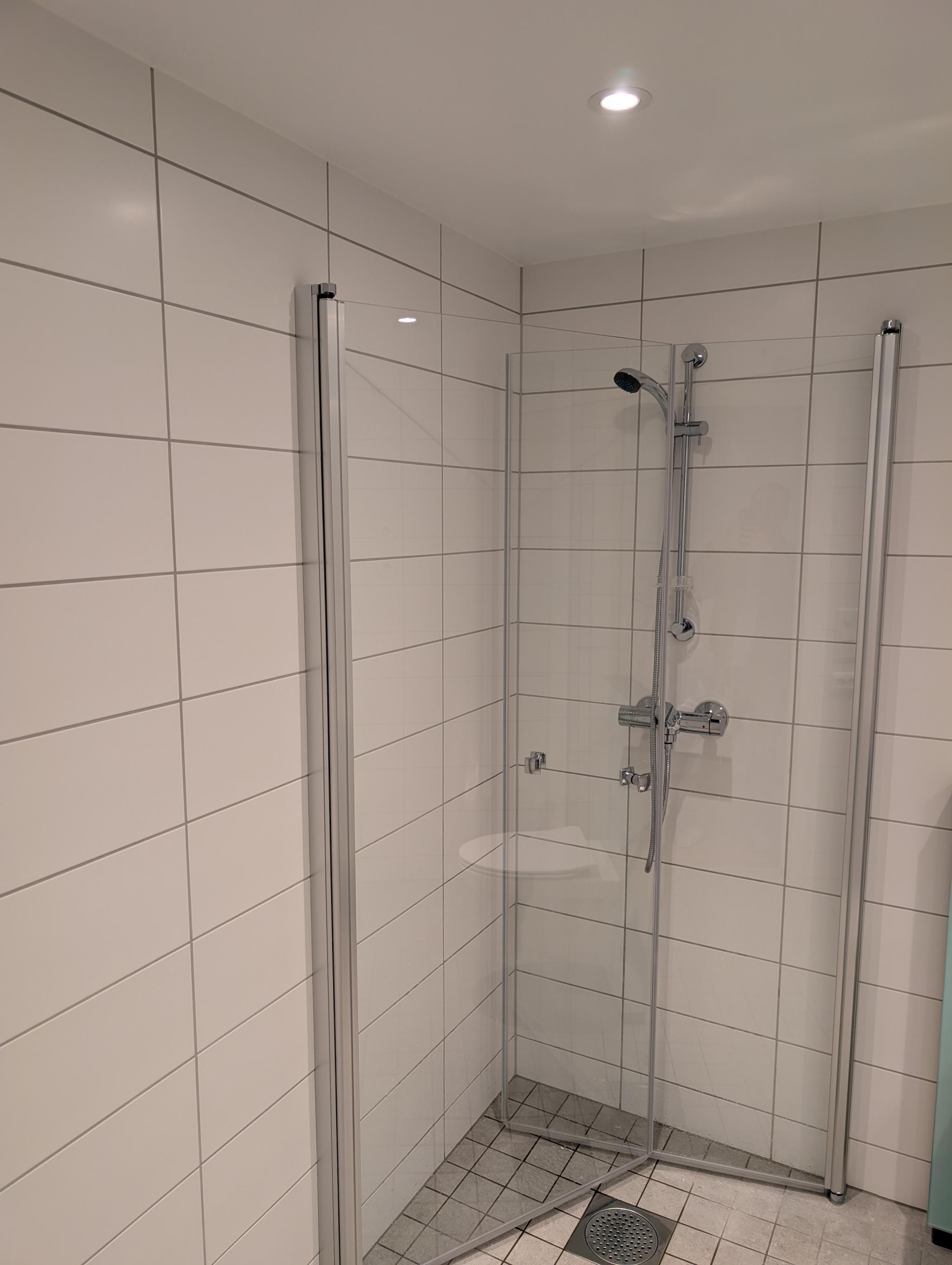 Moderne bad med dusj hjørnet