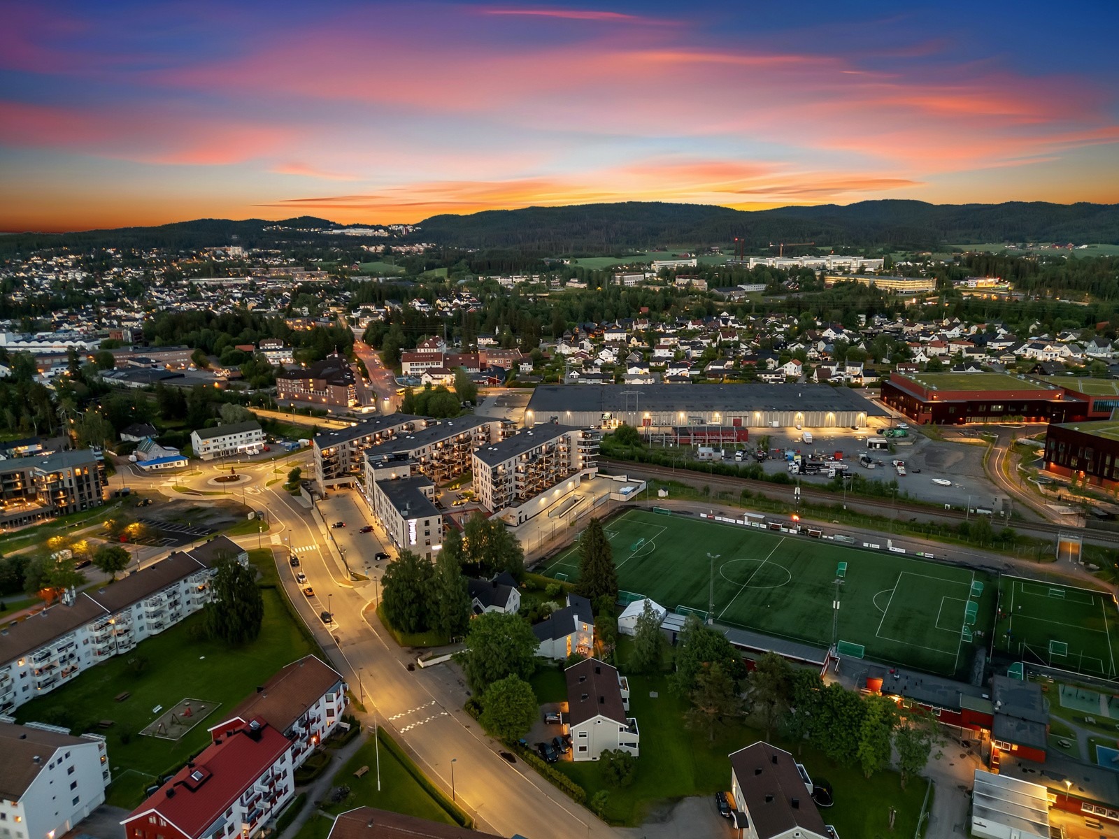 Her bor du i umiddelbar nærhet til skoler og barnehager, tog og Fjellhamar torg.
