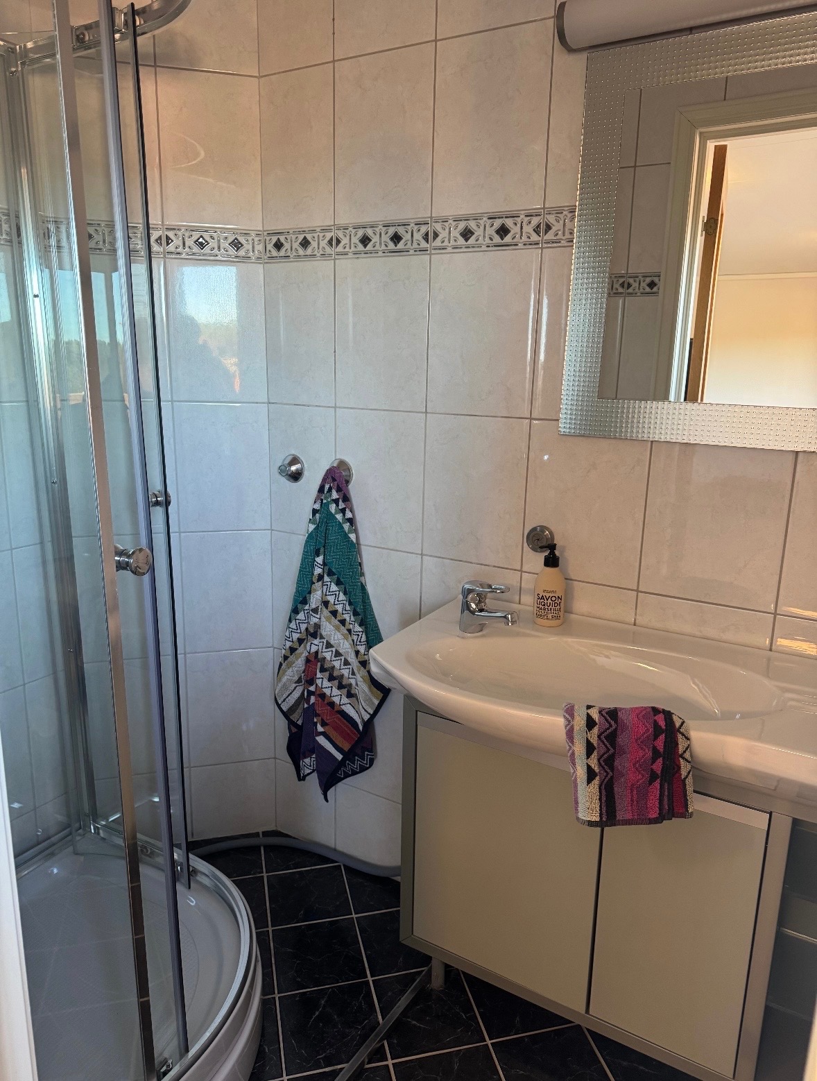 Bad med dusj toalett og vaskemaskin 