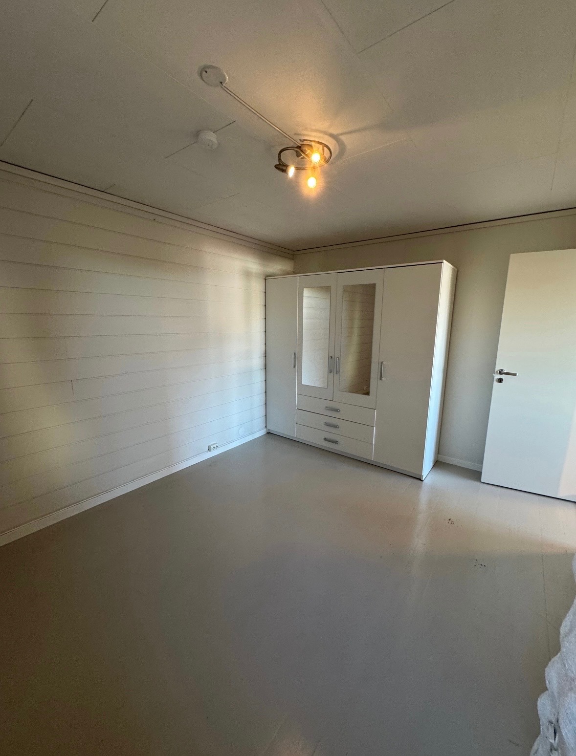 Stor garderobe på soverom 