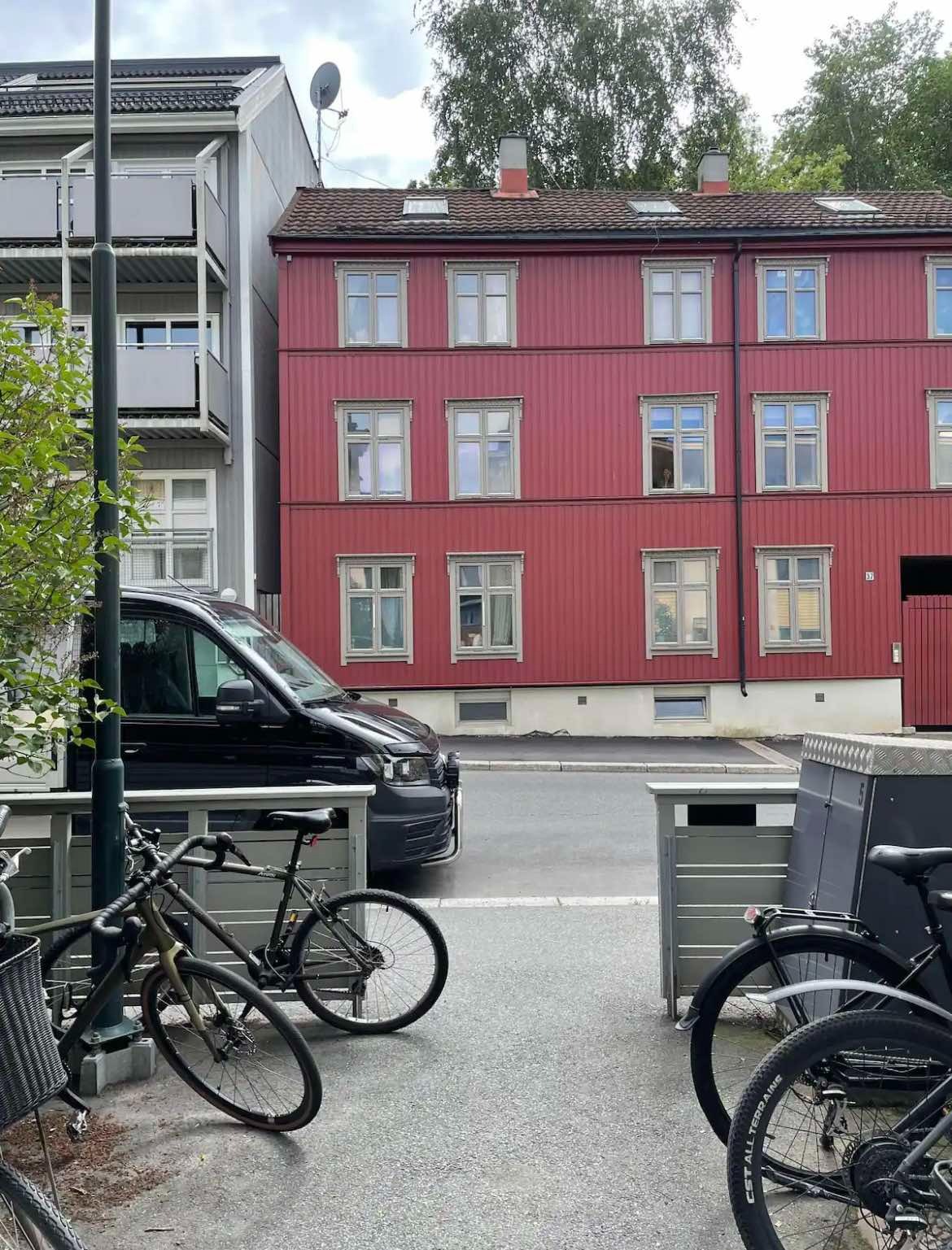 Sykkelparkering og postkasse, inngang til gården fra Konowsgate