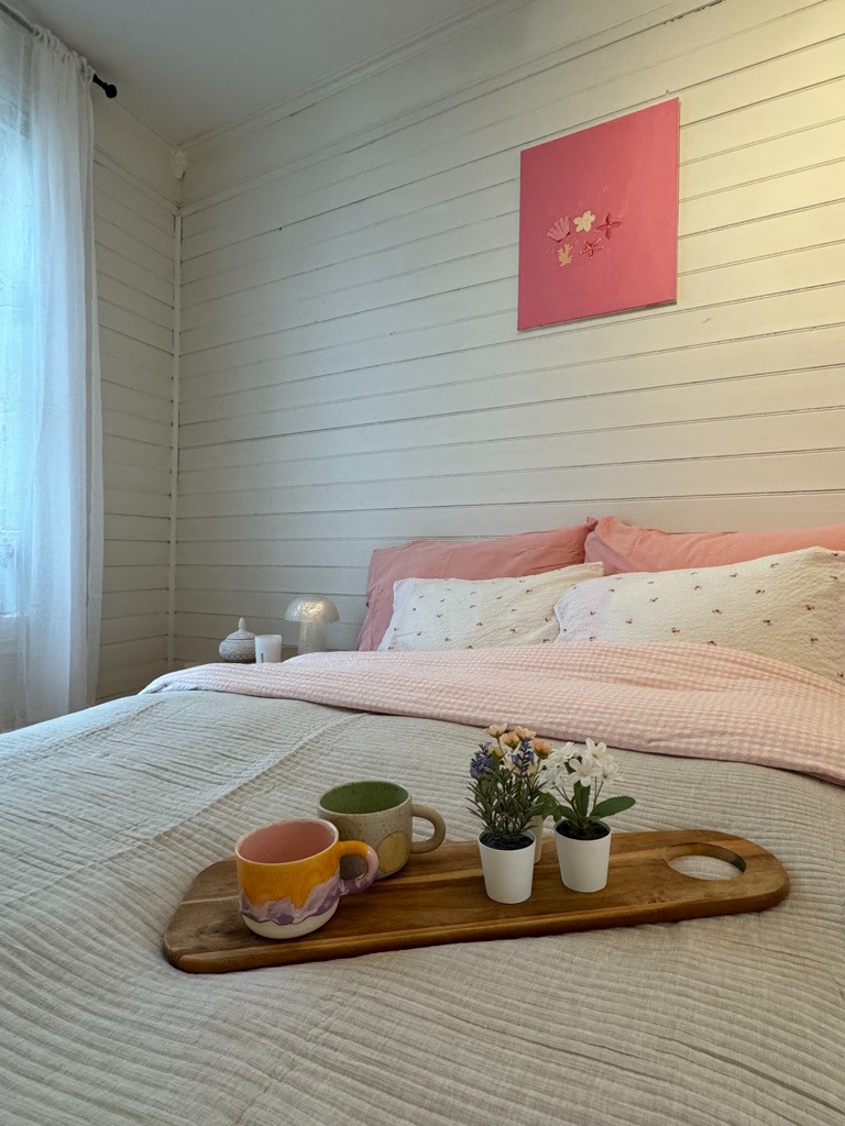 Rom1 med utgang til kjøkken