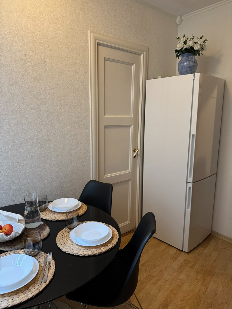 Stort kjøleskap med fryser