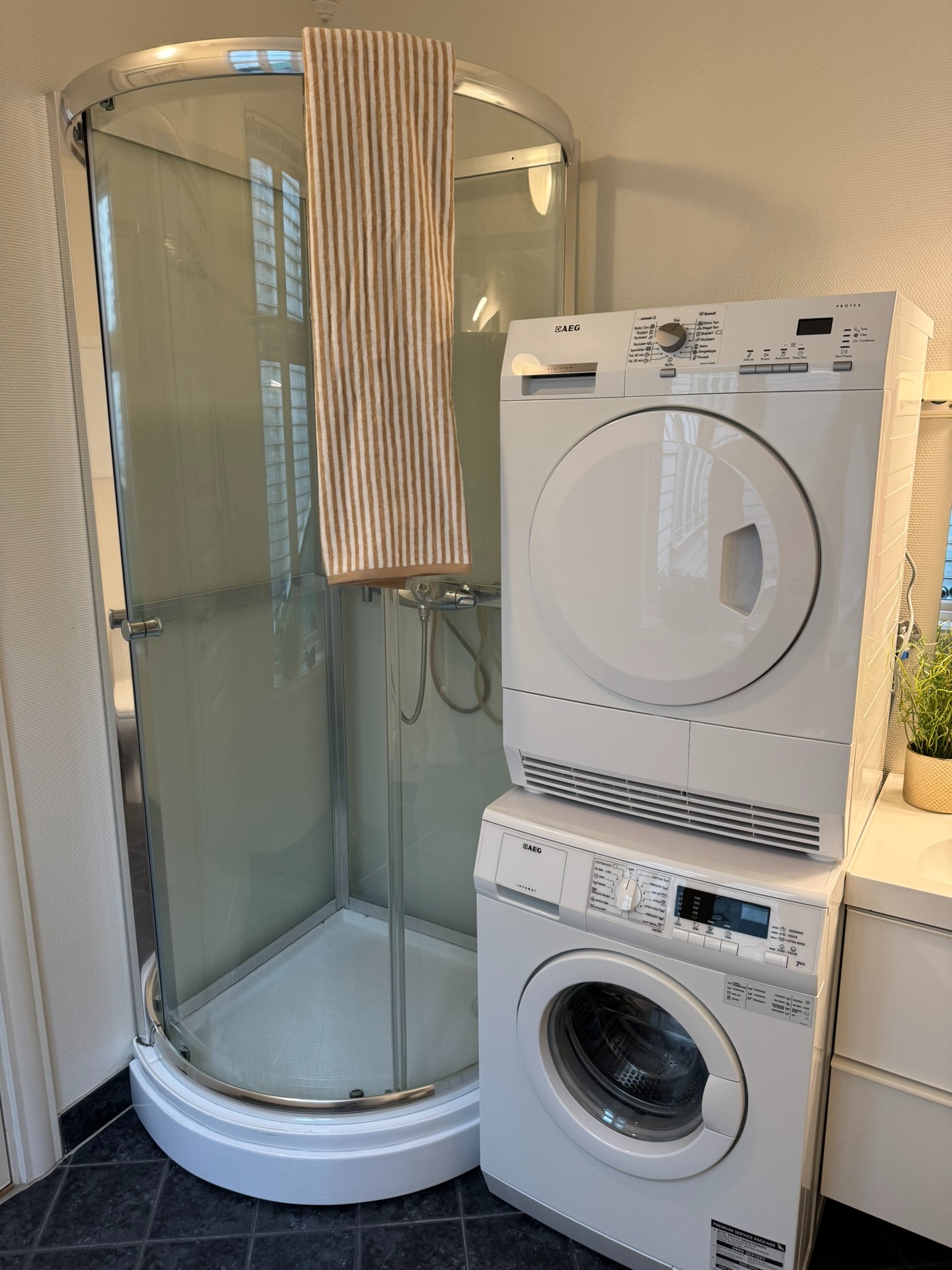 Vaskemaskin, tørketrommel og dusjkabinett