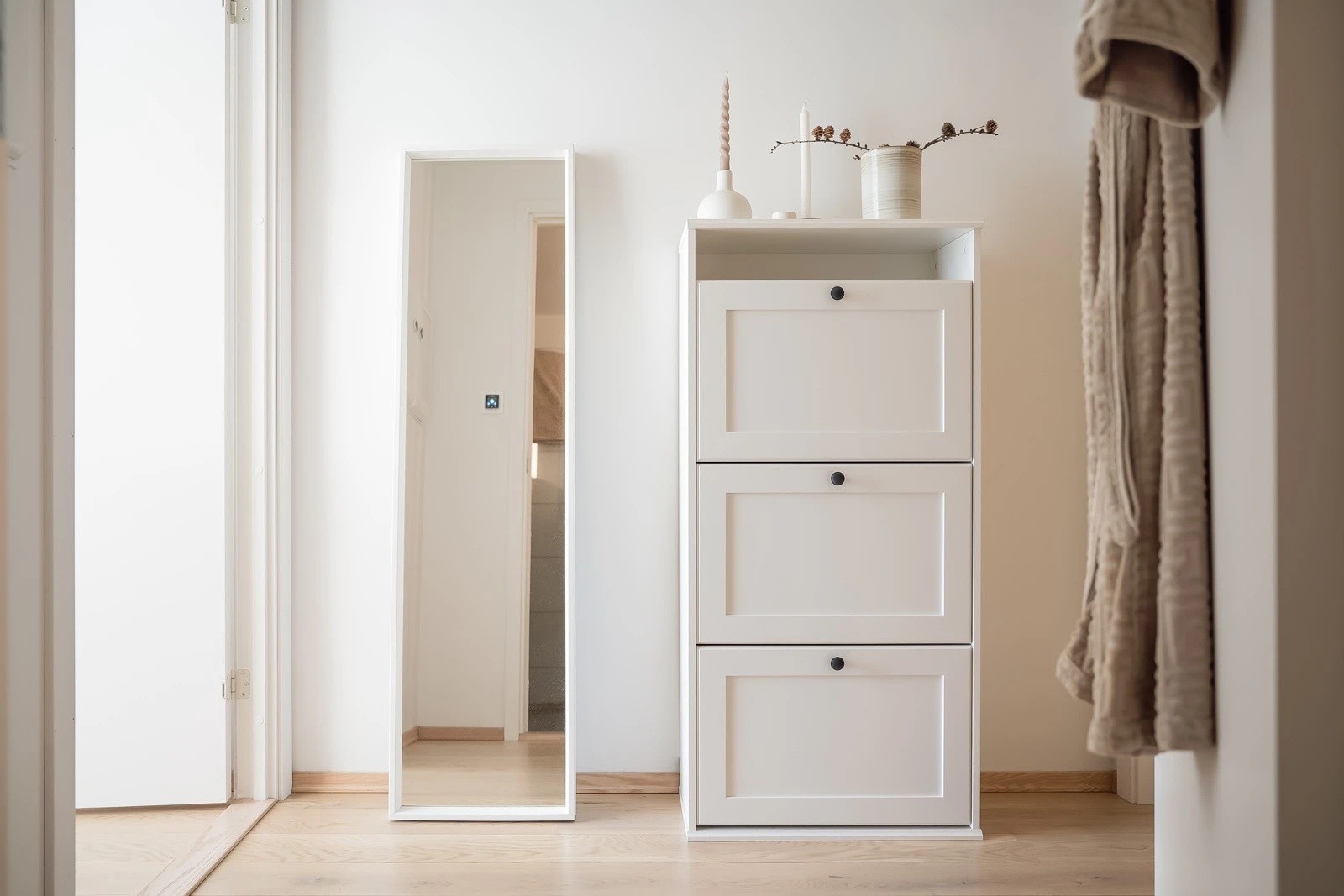 Gang - Her kommer det en kommode og speil