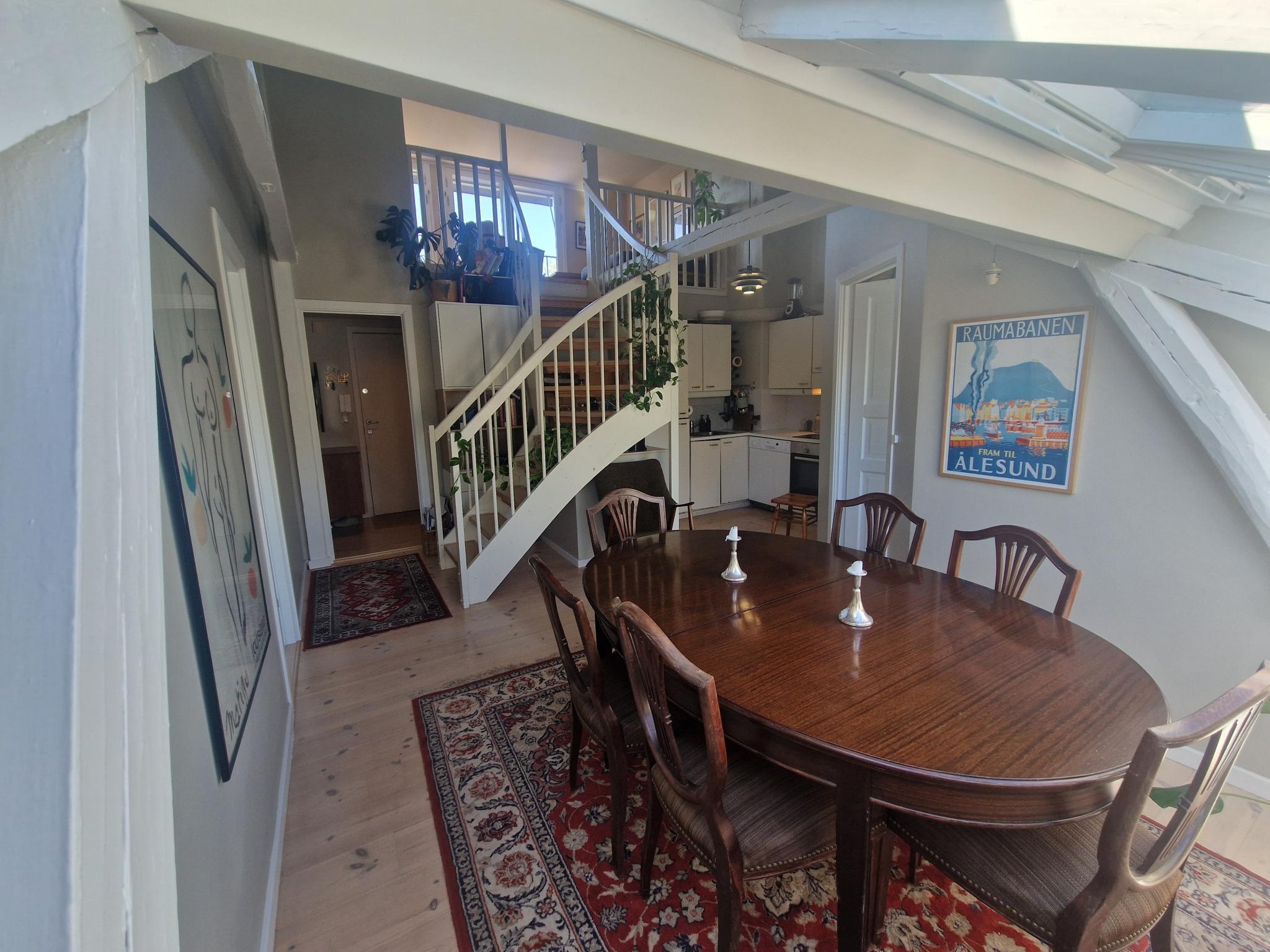 Spisestue og kjøkken. Trapp til stuen.