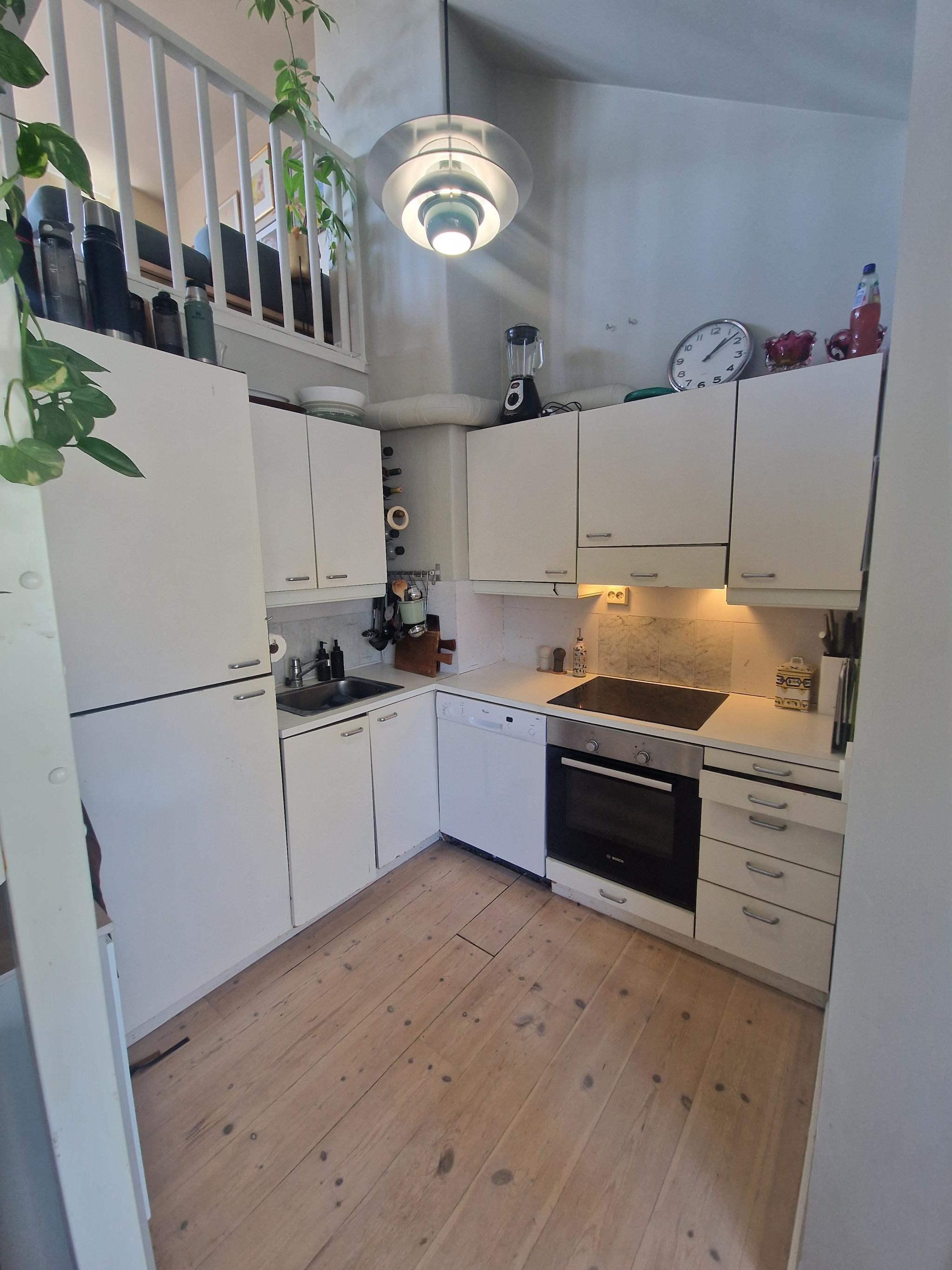 Kjøkken med ny oppvaskmaskin følger med.