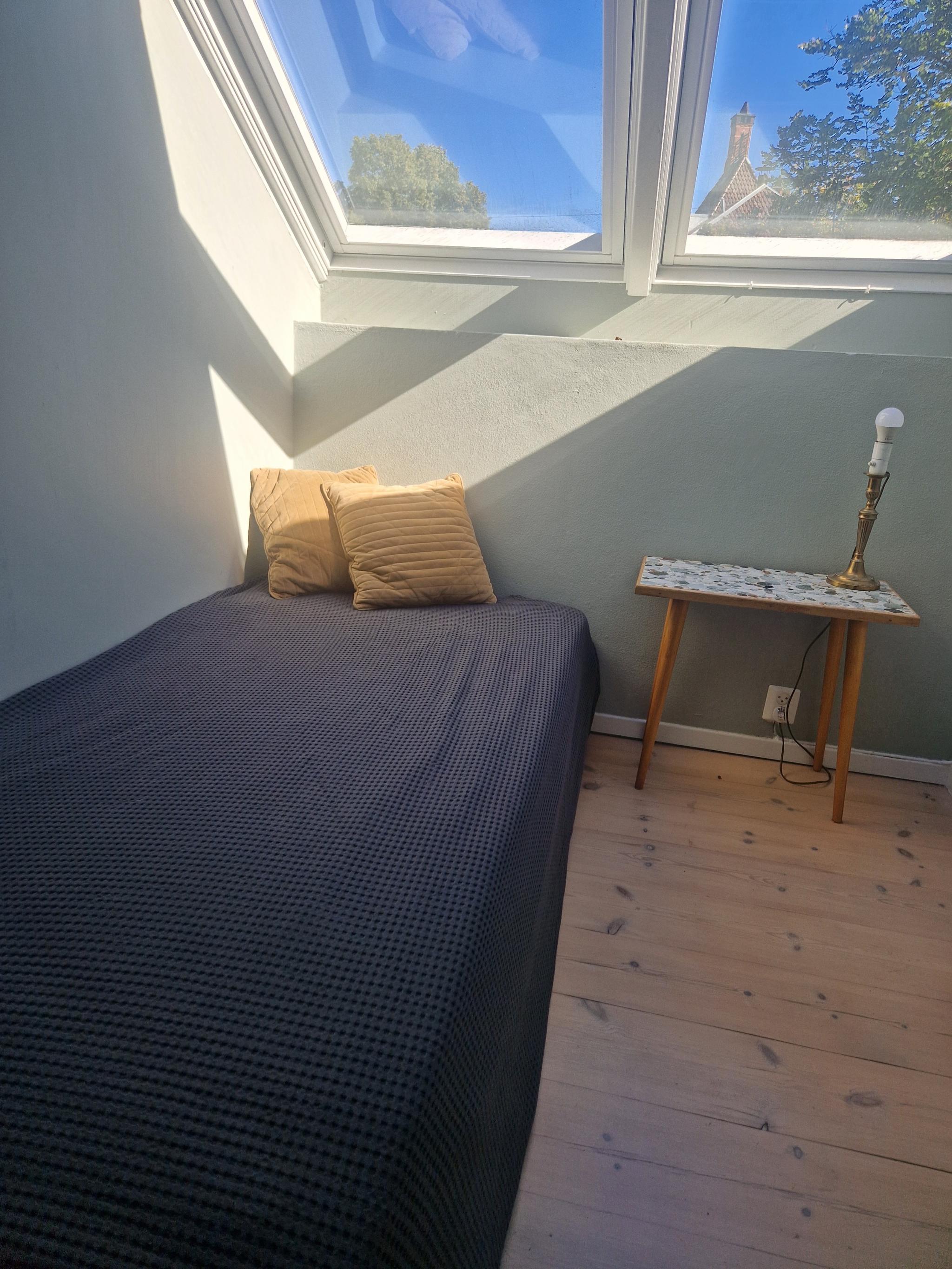 Soverom 2 med lystette gardiner og klesskap. Sengen følger med, om ønskelig.