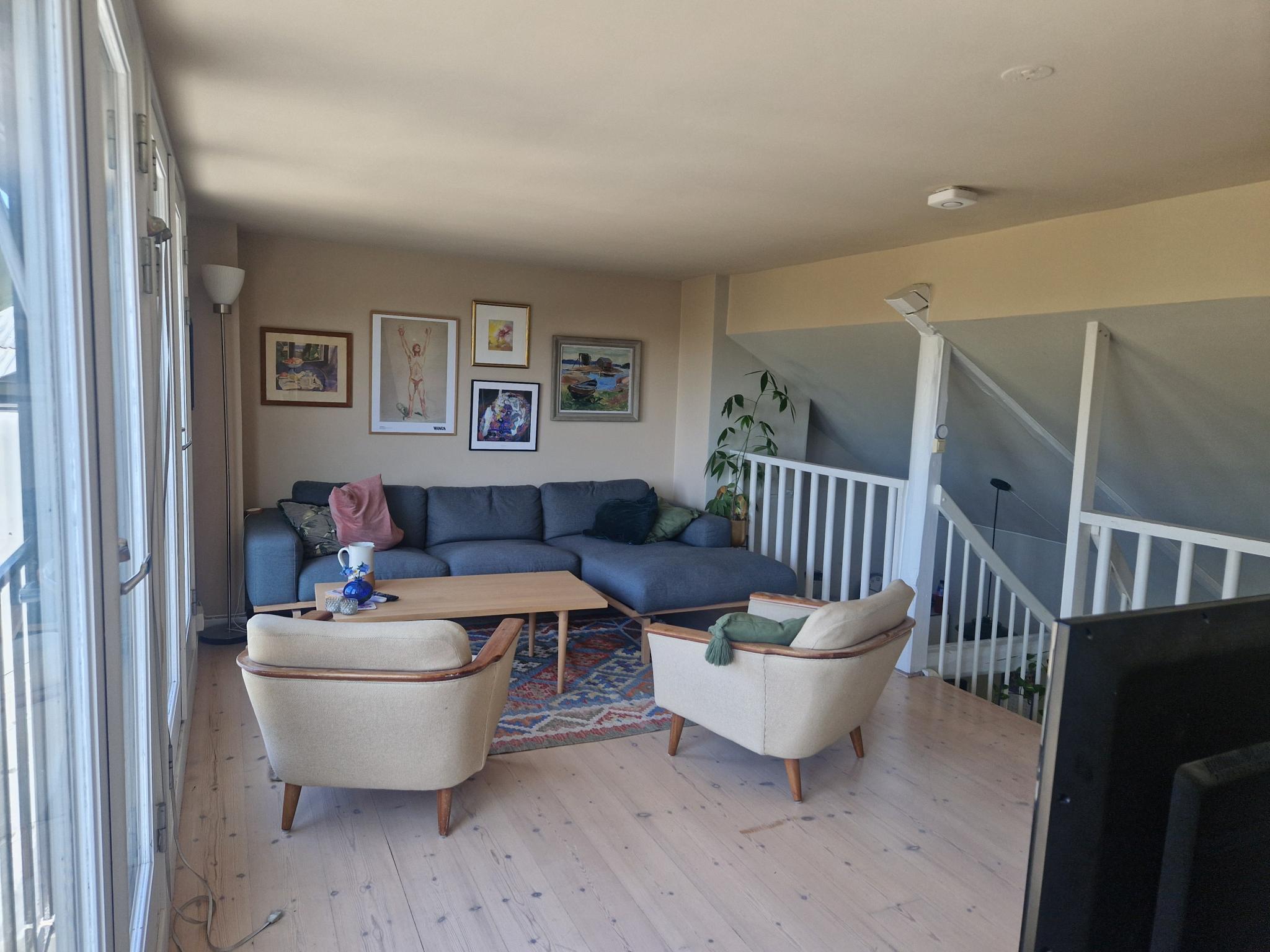 Stue med mye lys og utsikt.