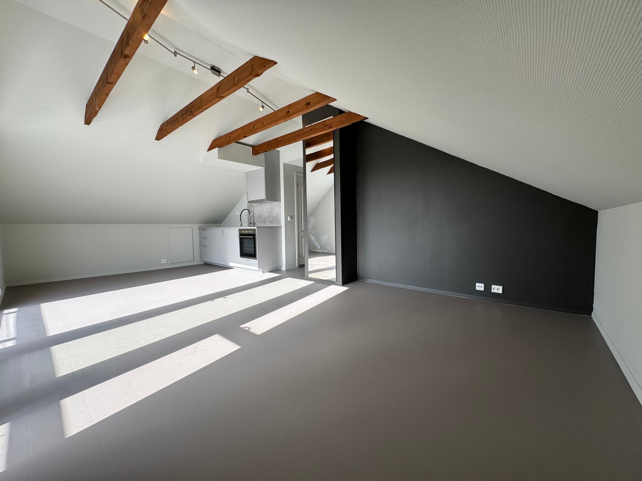 Stue og kjøkken. Ekstra høyde under taket med originale dragere. 