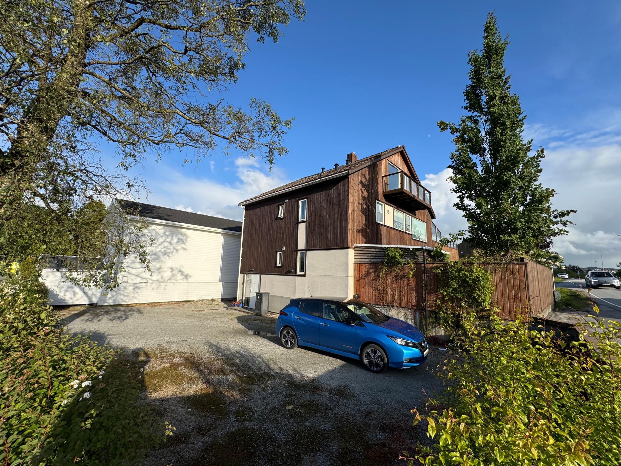 Fasade og Gårdsrom. God bilopstillingsplass. 