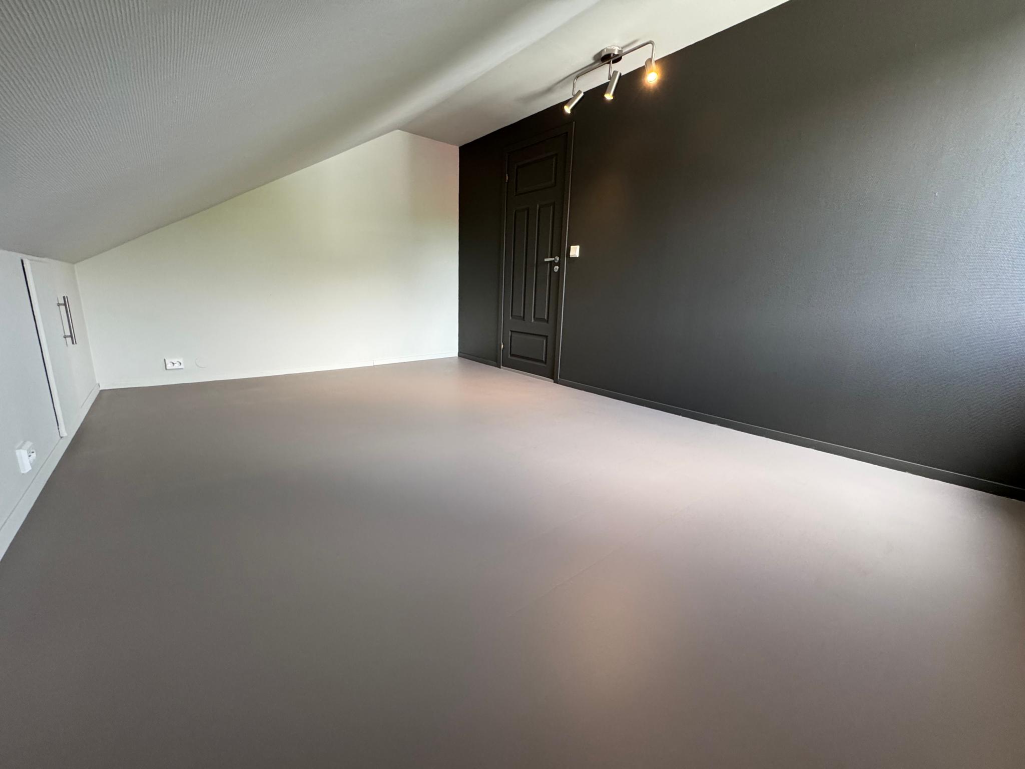 Soverom. Dør til kott. 