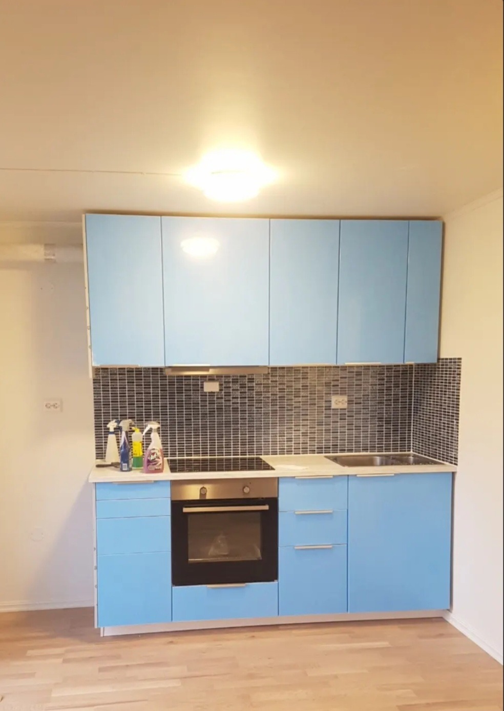 Kjøkken, skapene er hvite