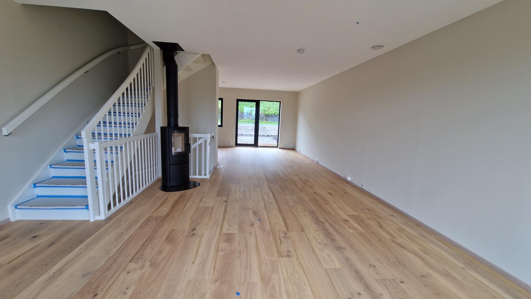 Stue i 2 etasje, kjøkken, balkong og hage.