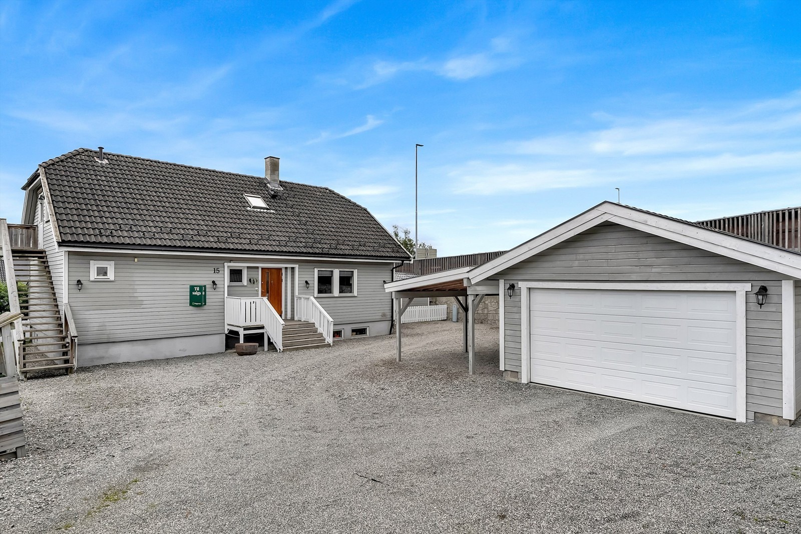 Egen inngang på venstre side av huset.