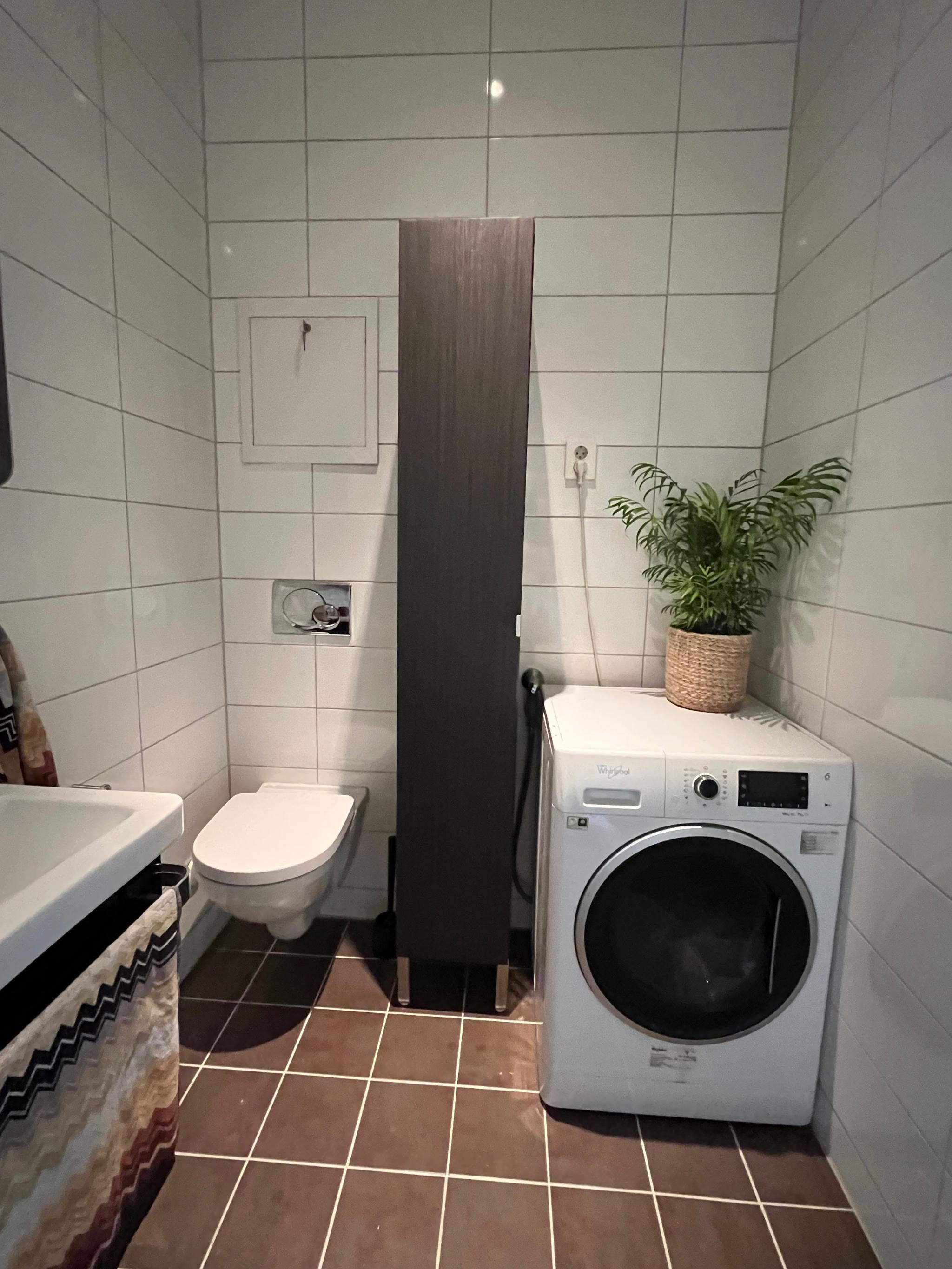 Vaskemaskin m tørketrommel. Sett vasken på og få den tørr ut!