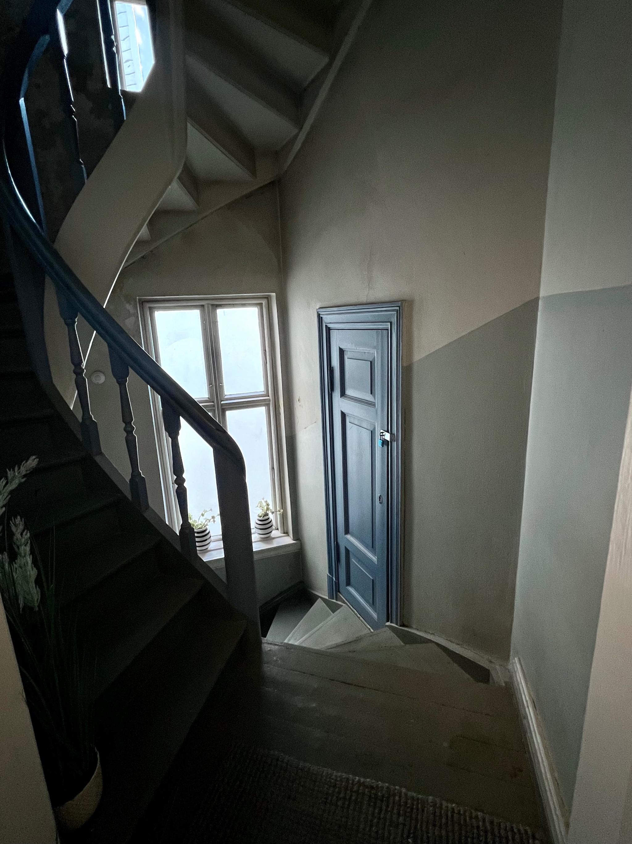 Trapp sett fra leiligheten og bilde av liten bod. Boden er relativt liten, men passer til koffert/sekk/ski etc.