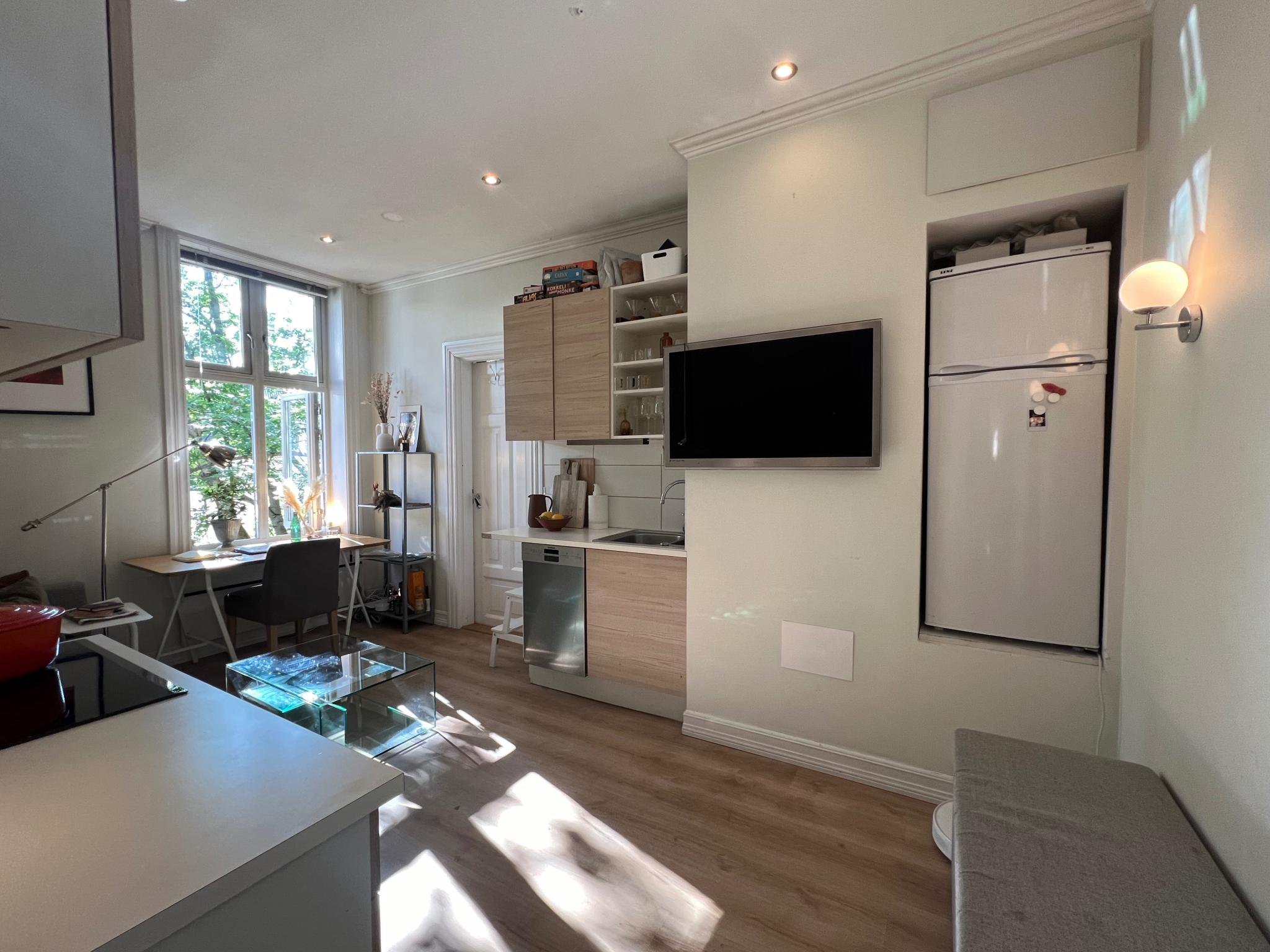 God plassutnyttelse med kjøl/fryser i eget avlukke, TV henger på vegg. Kjøkken med oppvaskmaskin, plass til kopper/tallerkener. 