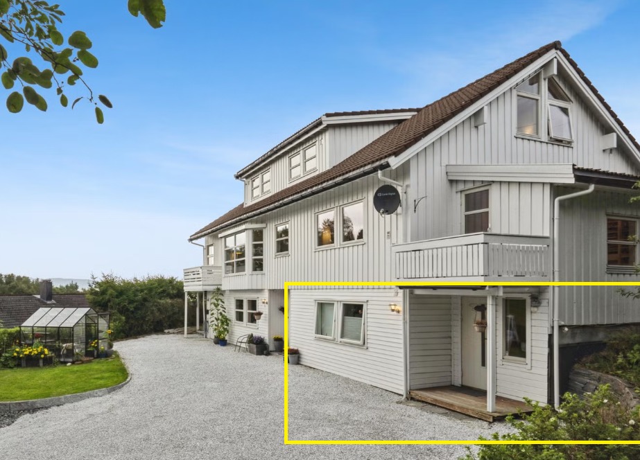 Huset. Leiligheten markert. Egen inngang!