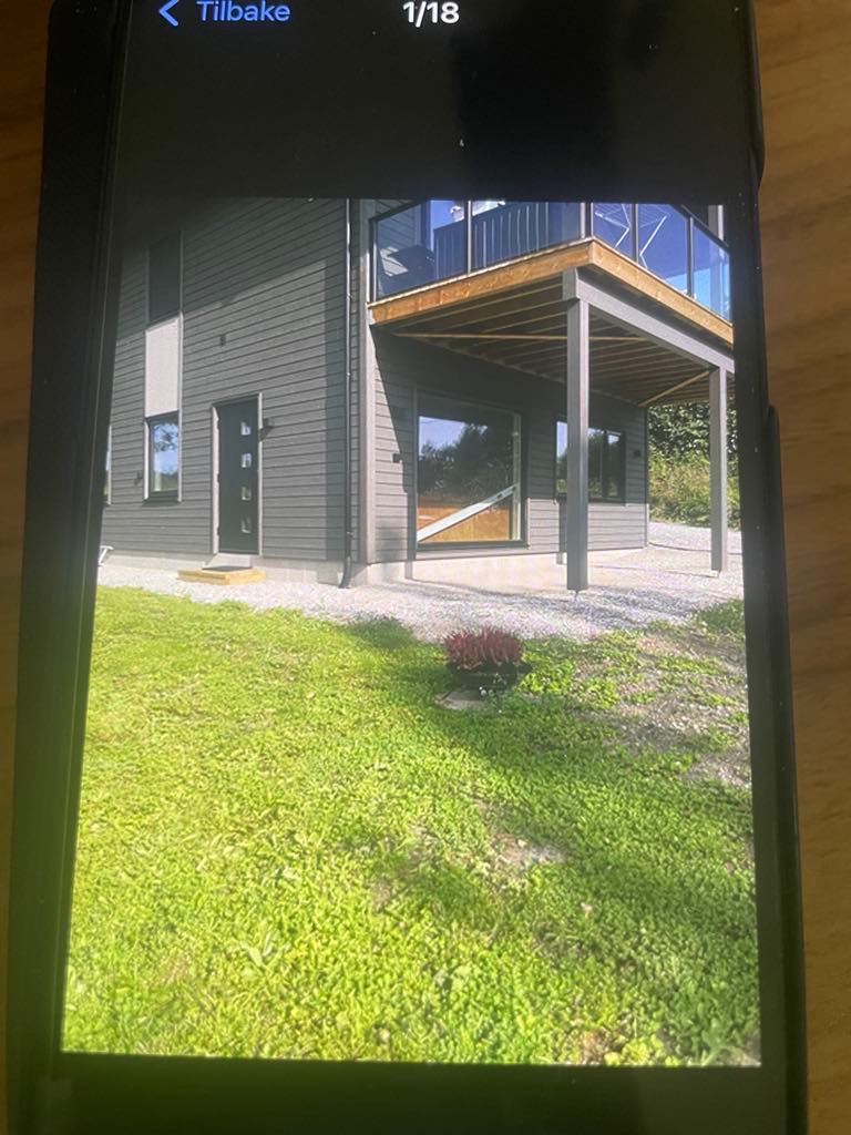 Uteområde med mye sol og utsikt.Egen platting skal bygges ved inngangen.