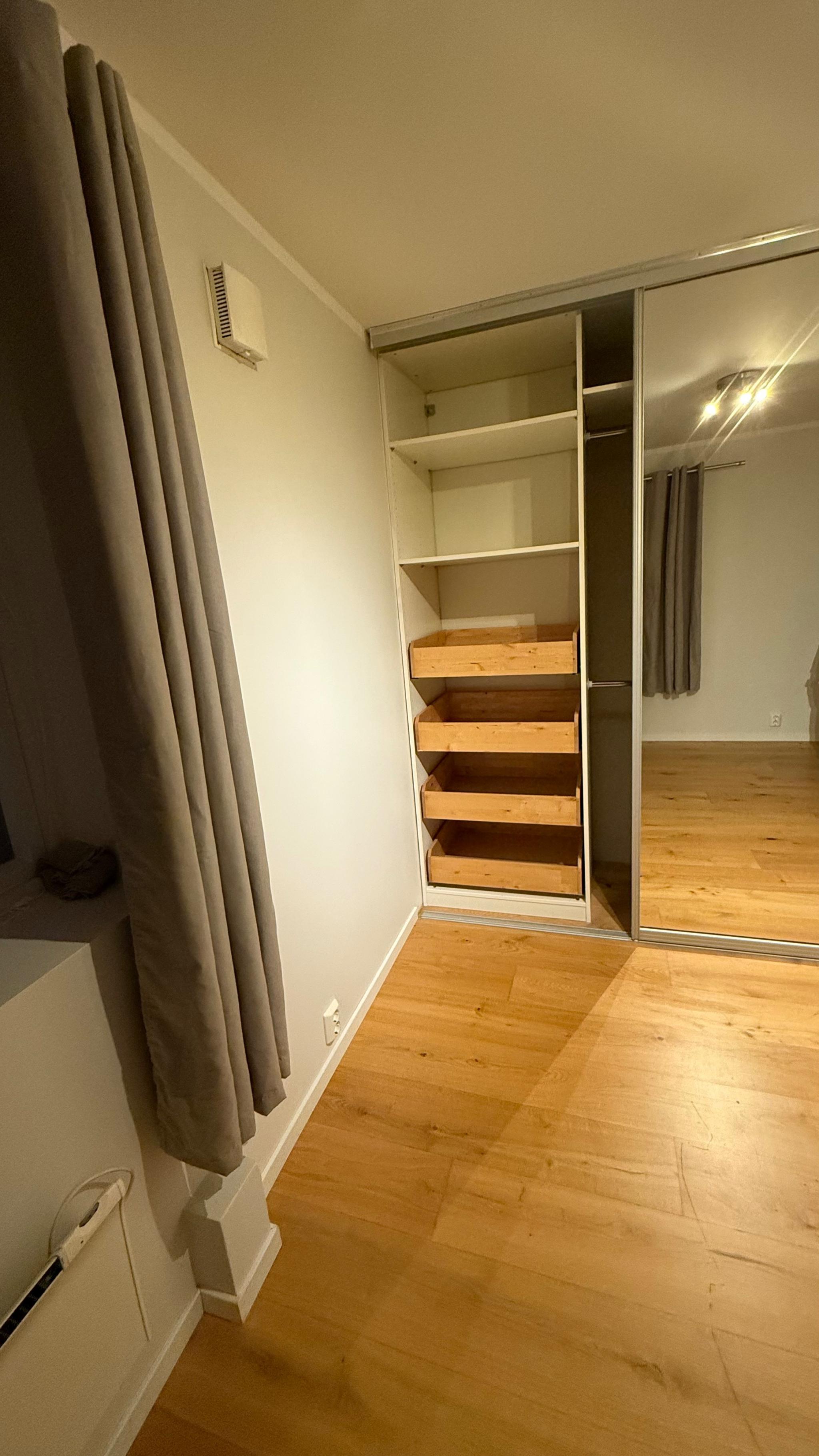 Soverom med garderobe