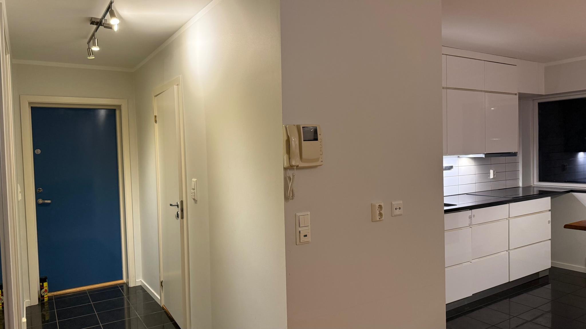 Gang og deler av kjøkken. Uttak for fiber, porttelefon og stikk til tv på vegg